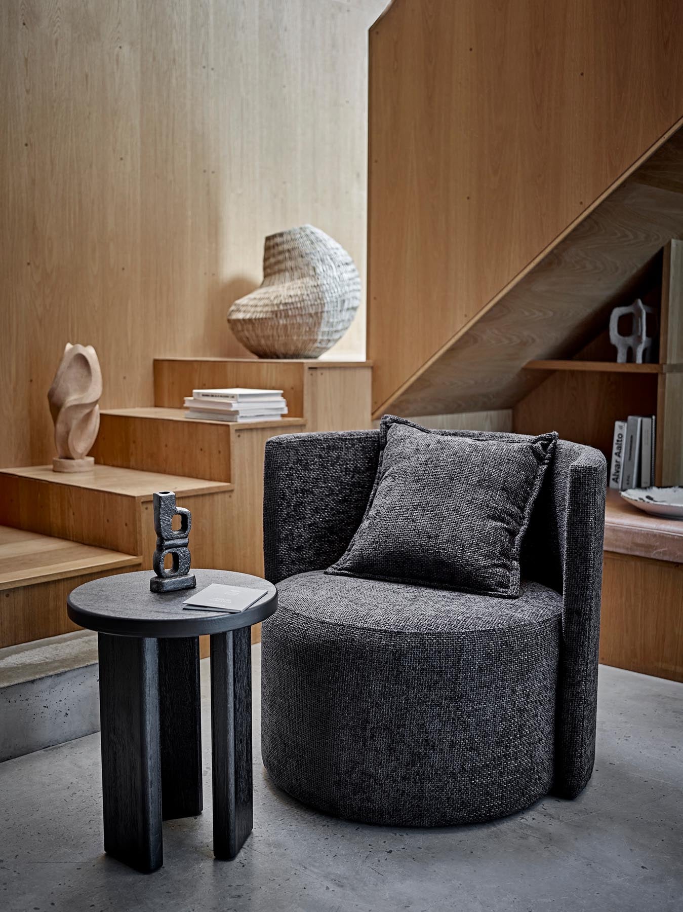 Entdecken Sie den eleganten Mimola Beistelltisch aus schwarzem Tannenholz von Bloomingville – ein stilvolles Highlight für jedes Zuhause.