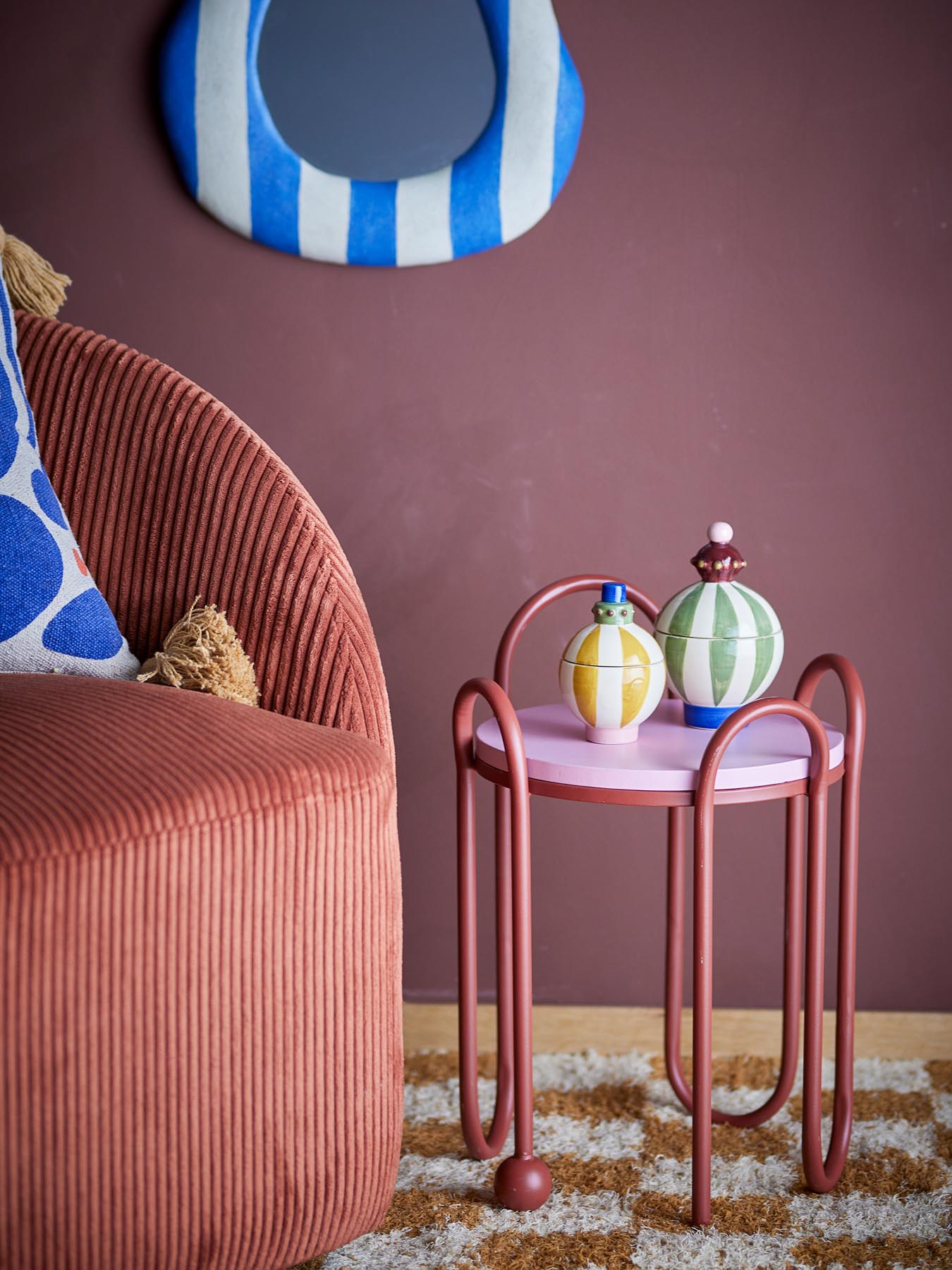 Entdecken Sie den Whimsica Beistelltisch von Bloomingville in leuchtendem Rot. Ein stilvolles Metallmöbel, das jedem Raum Farbe und Eleganz verleiht.