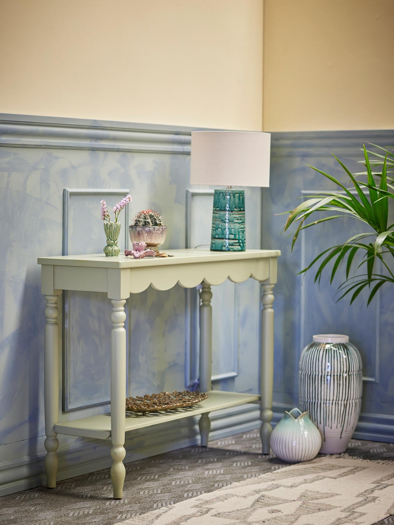 Verleihen Sie Ihrem Zuhause mit dem Salla Konsolentisch in edlem Grün aus Kiefernholz einen Hauch von Eleganz. Praktisch und stilvoll!