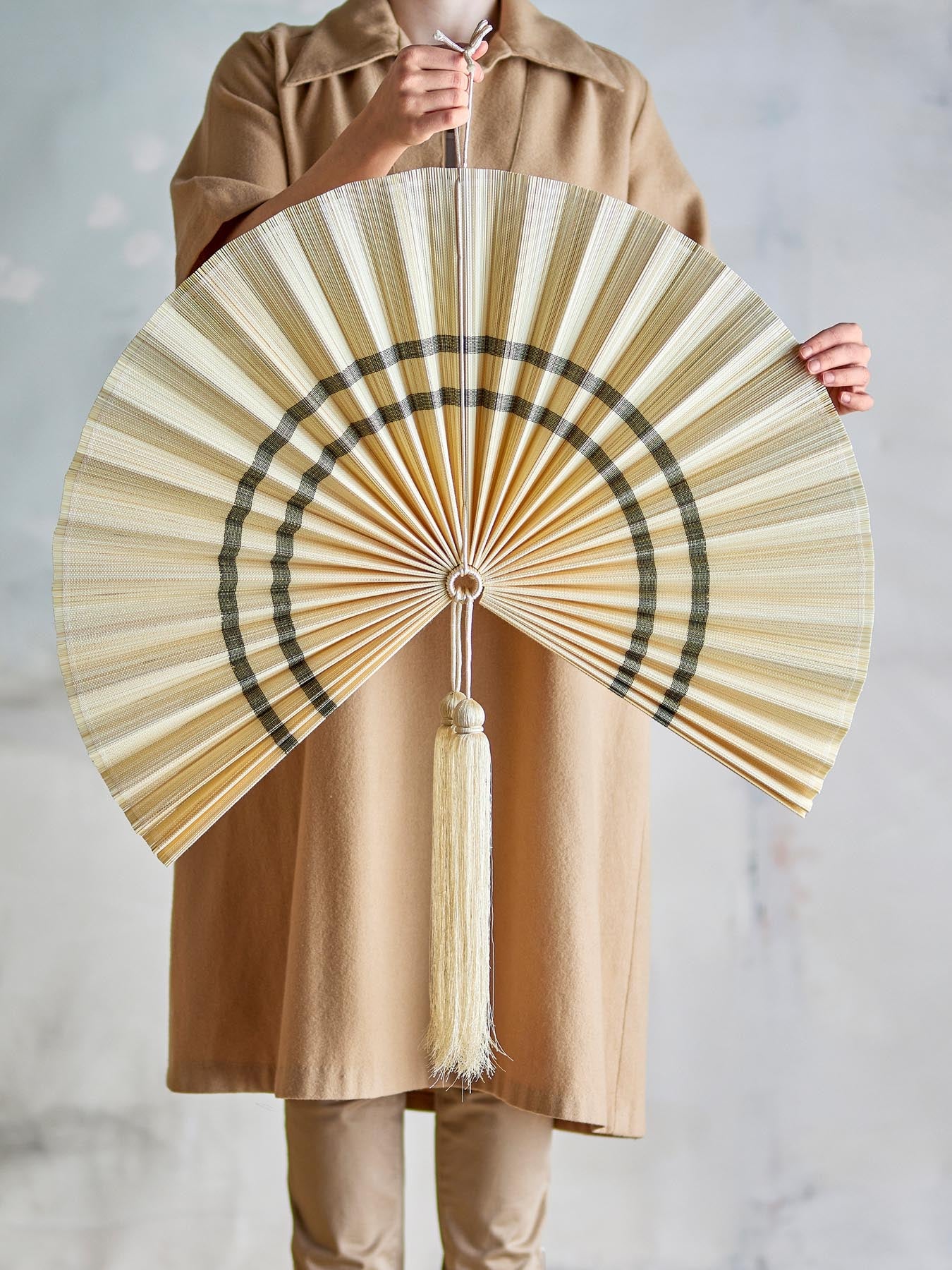 Entdecken Sie die Jaime Wanddekoration aus Bambus von Bloomingville – ein stilvolles Kunstwerk, das jedem Raum Eleganz verleiht.