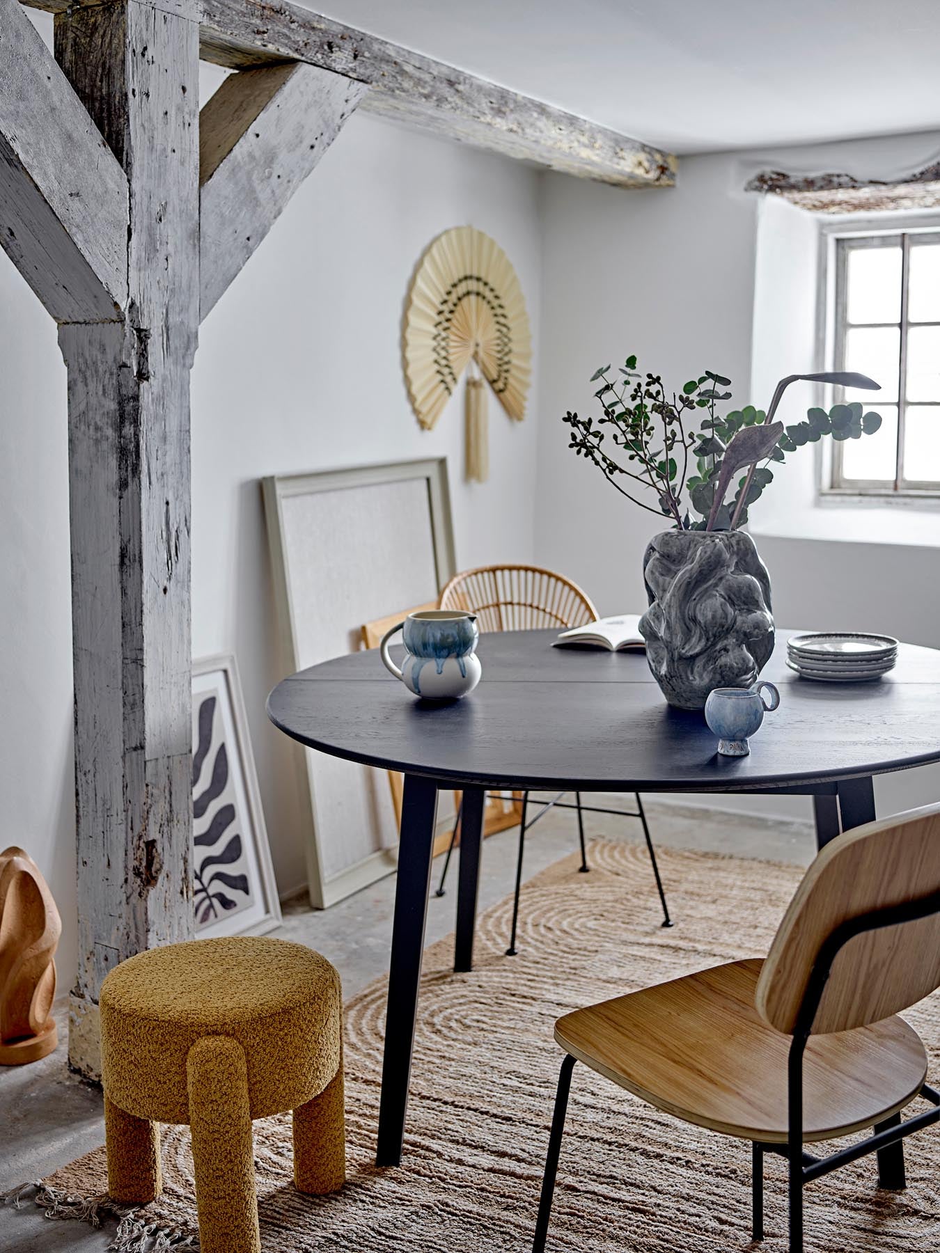 Verleihen Sie Ihrem Zuhause mit der Jaime Wanddekoration aus hochwertigem Bambus von Bloomingville einen natürlichen und eleganten Akzent.