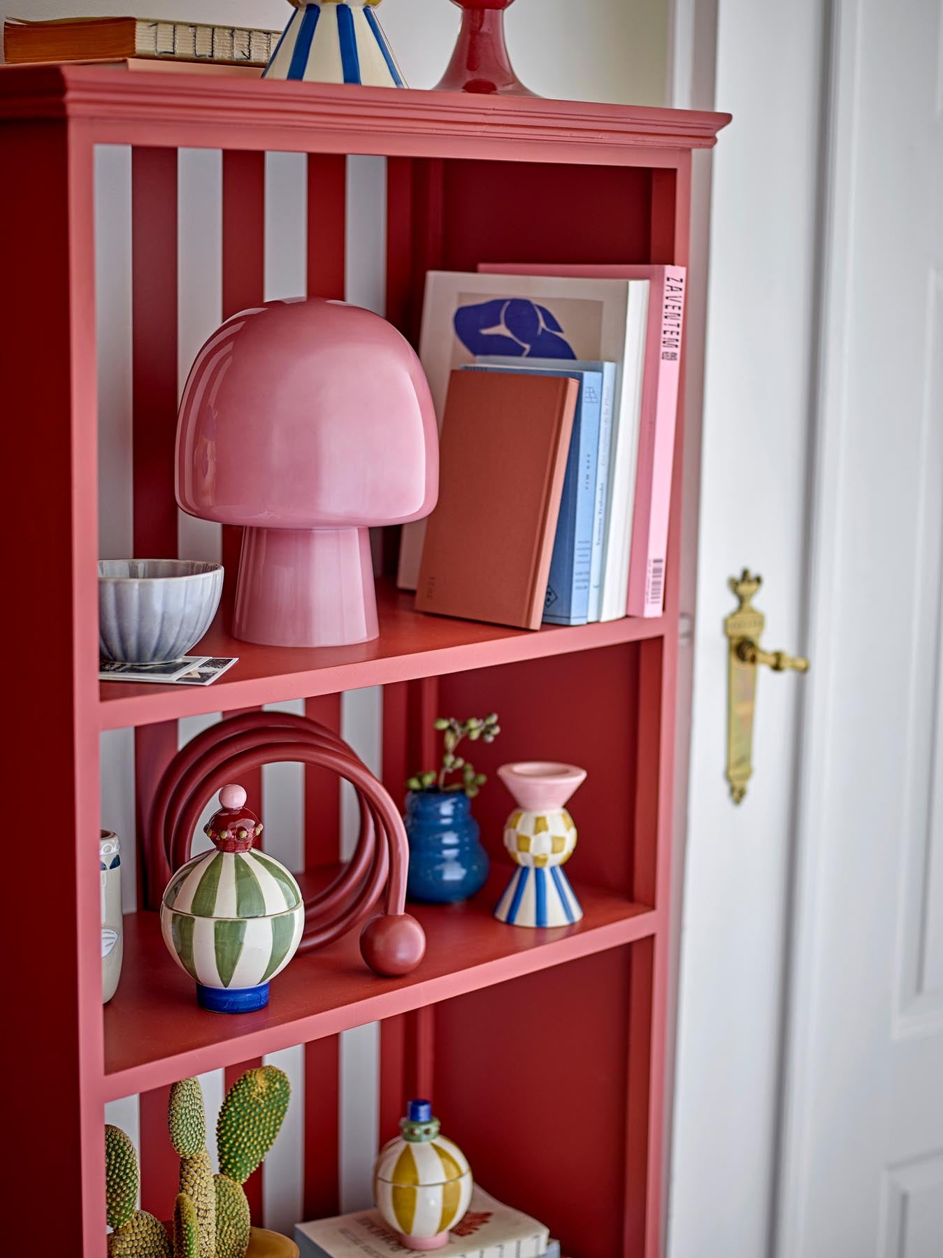 Entdecken Sie das stilvolle Sasha Kabinett von Bloomingville in Rot. Dieses elegante Standregal aus MDF vereint Funktionalität und Design für Ihr Zuhause.