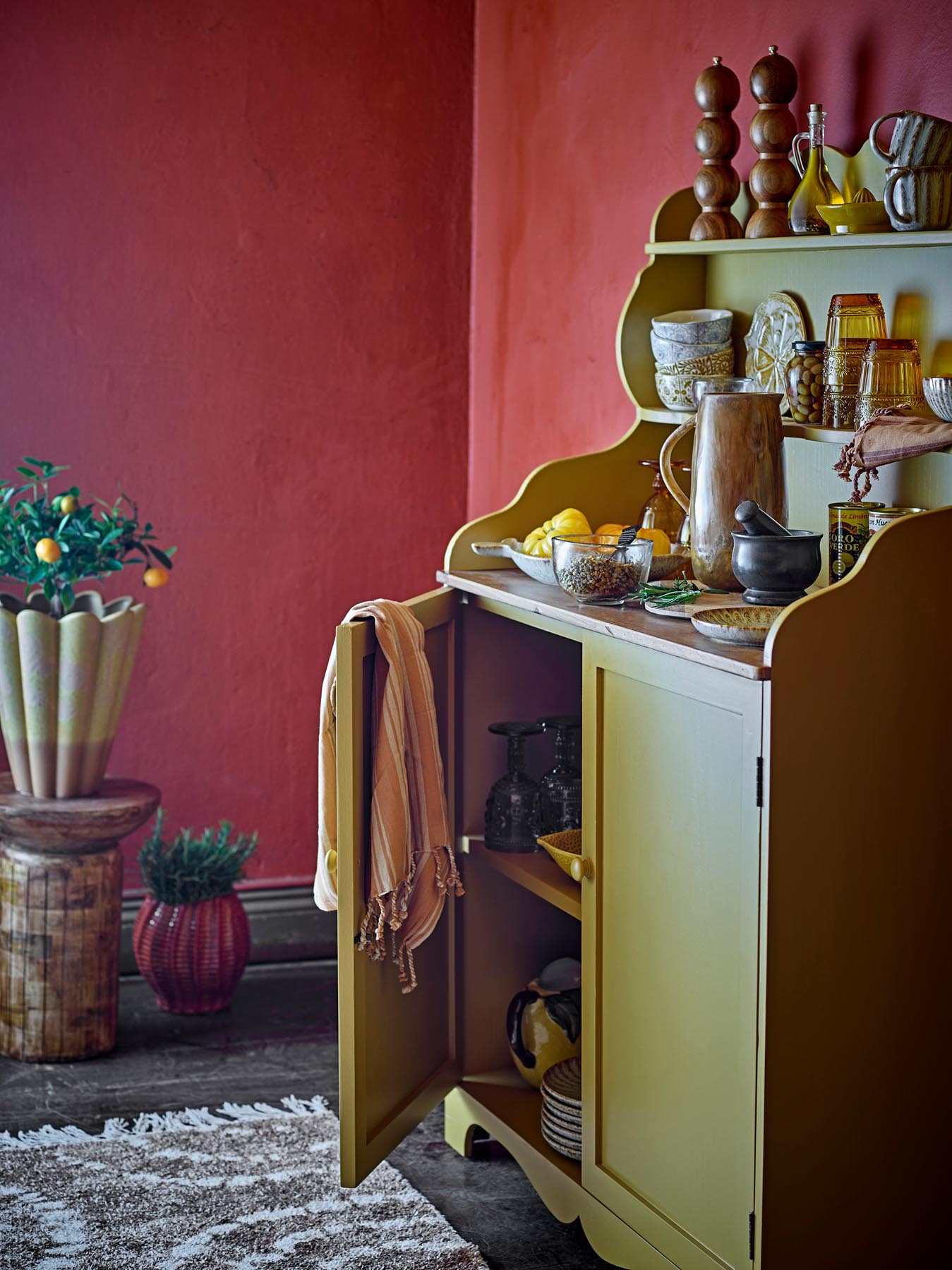 Entdecken Sie das Libby Kabinett in Gelb von Creative Collection – ein stilvolles Standregal aus Kiefernholz, das Funktionalität und Vintage-Charme vereint.