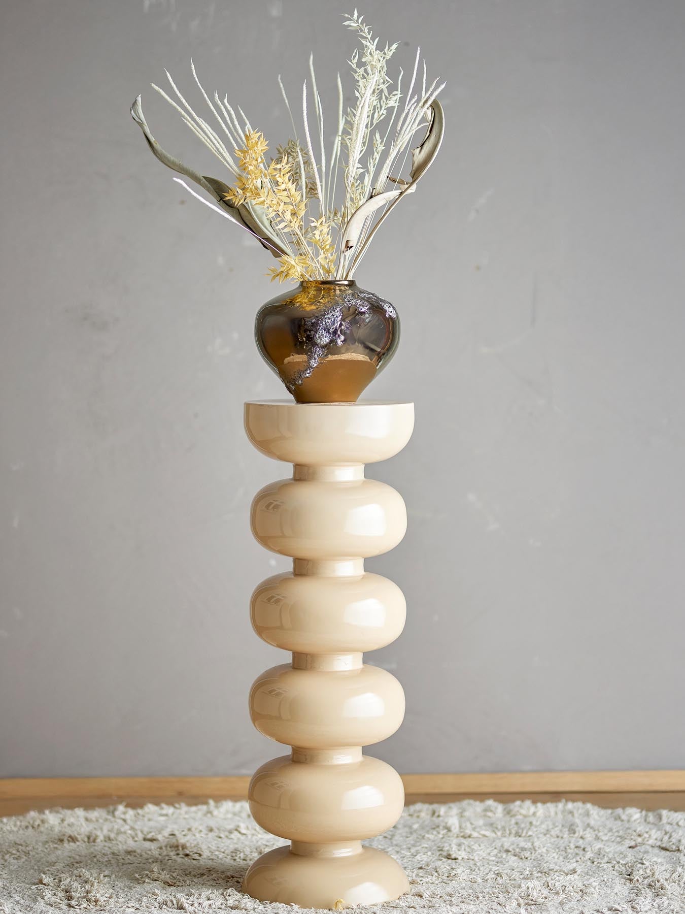 Verleihen Sie Ihrem Raum mit dem Alba Beistelltisch von Bloomingville in edlem Braun einen modernen Akzent. Ideal für Dekoration und Pflanzen.