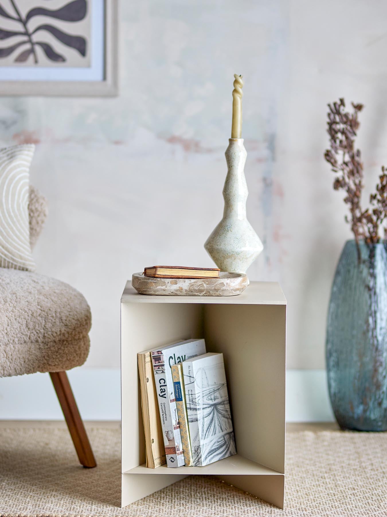 Der Tasha Beistelltisch von Bloomingville begeistert mit skulpturalem Design und praktischen Stauraum. Ideal für jedes Zuhause!