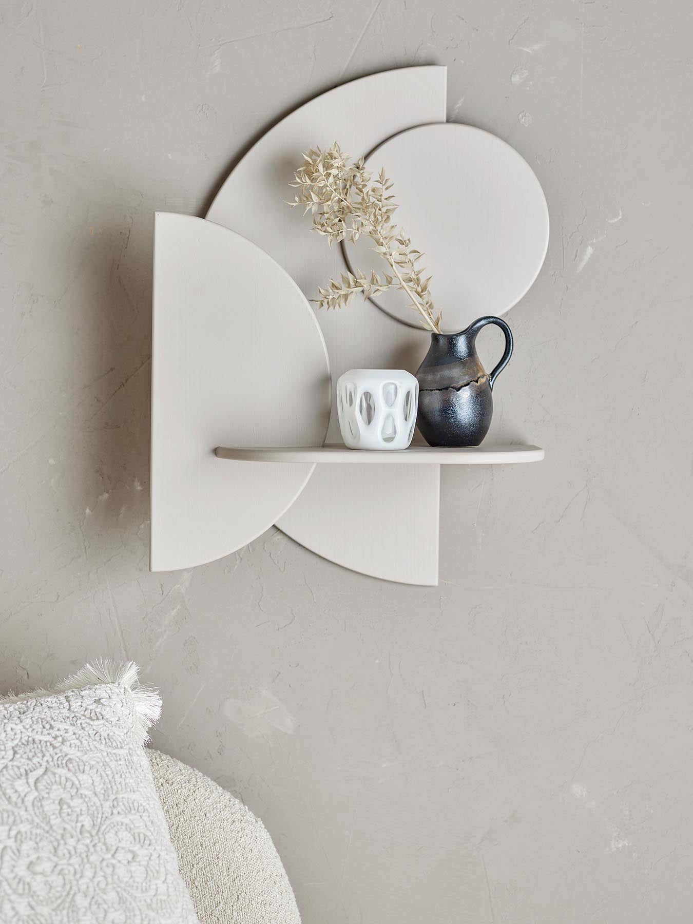 Gestalten Sie Ihre Wände mit dem Leonard Regal von Bloomingville – ein elegantes MDF-Regal in warmem Sandton, perfekt für kreative Akzente.