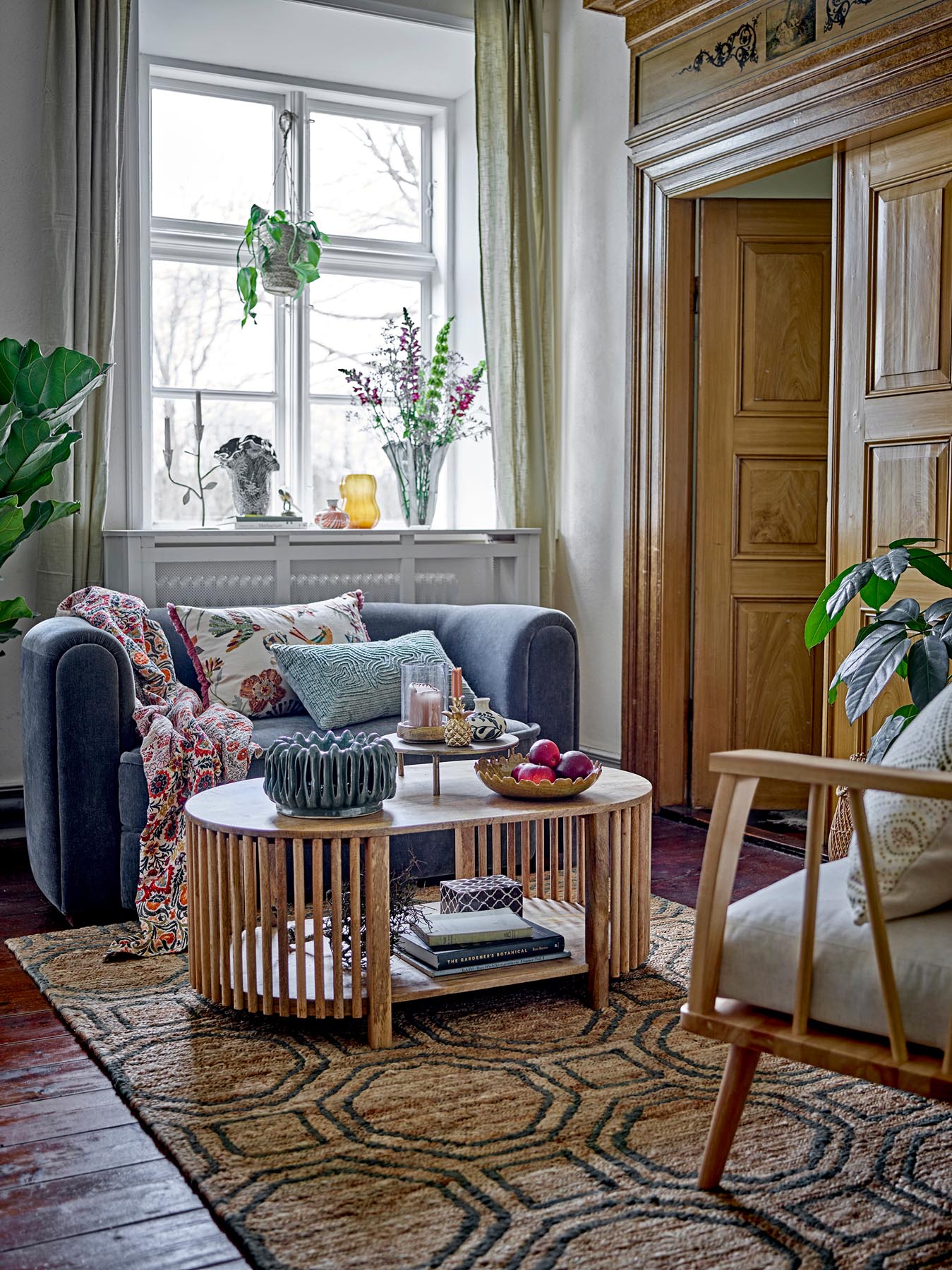 Entdecken Sie den Sali Couchtisch aus FSC®-zertifiziertem Mangoholz. Stilvolles Design, praktische Ablage und nachhaltige Qualität für Ihr Zuhause.