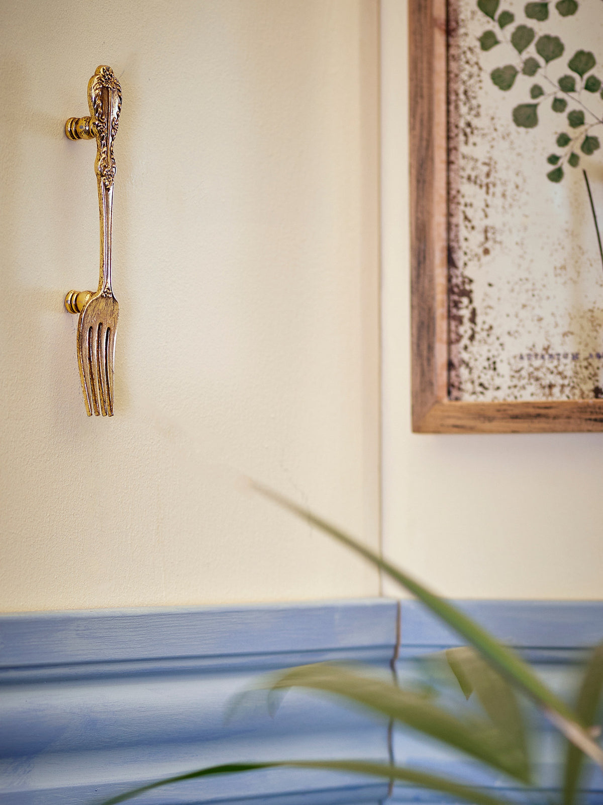 Cella Haken, Brass, Pewter in Messing präsentiert im Onlineshop von KAQTU Design AG. Kleiderhaken ist von Creative Collection