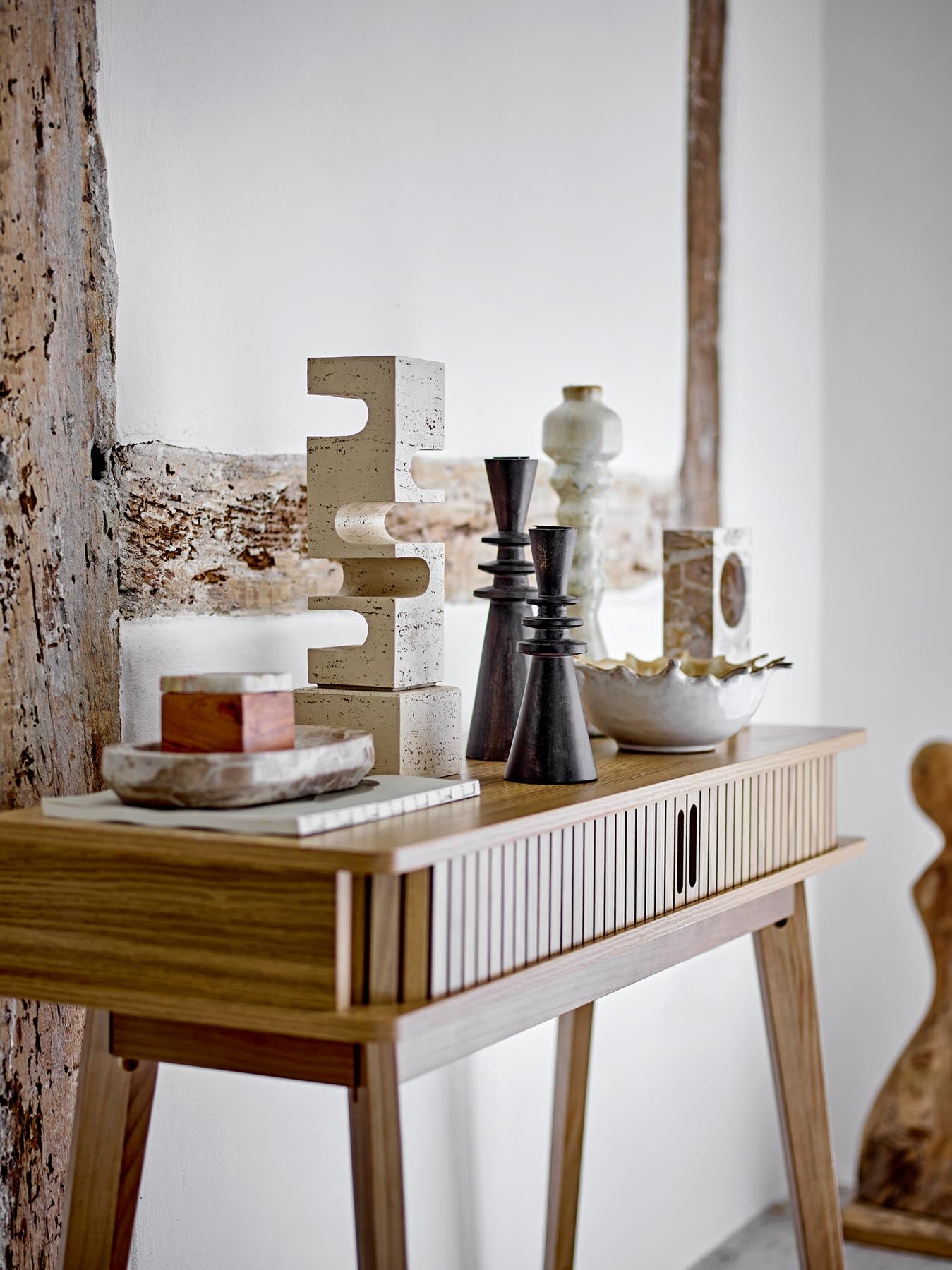 Setzen Sie stilvolle Akzente in Ihrem Zuhause mit dem eleganten Armel Kerzenhalter von Bloomingville aus hochwertigem Mangoholz.