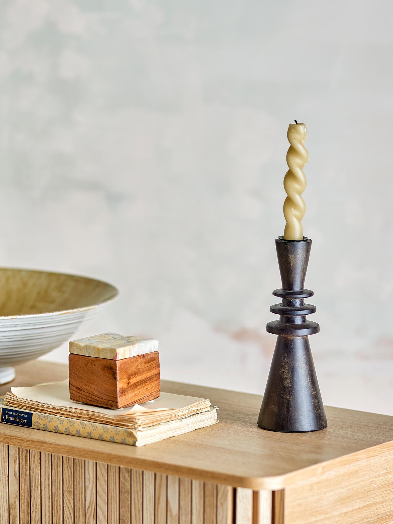 Verleihen Sie Ihrem Wohnraum mit dem Armel Kerzenhalter von Bloomingville aus edlem Mangoholz und schwarzer Beize einen Hauch von Eleganz.