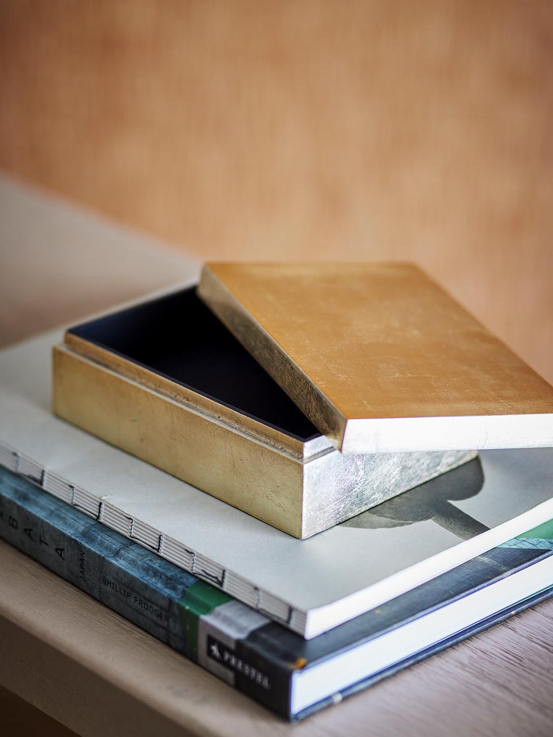 Nenon Box mit Deckel, Gold, FSC®100%, MDF in Gold präsentiert im Onlineshop von KAQTU Design AG. Aufbewahrungsbox ist von Bloomingville