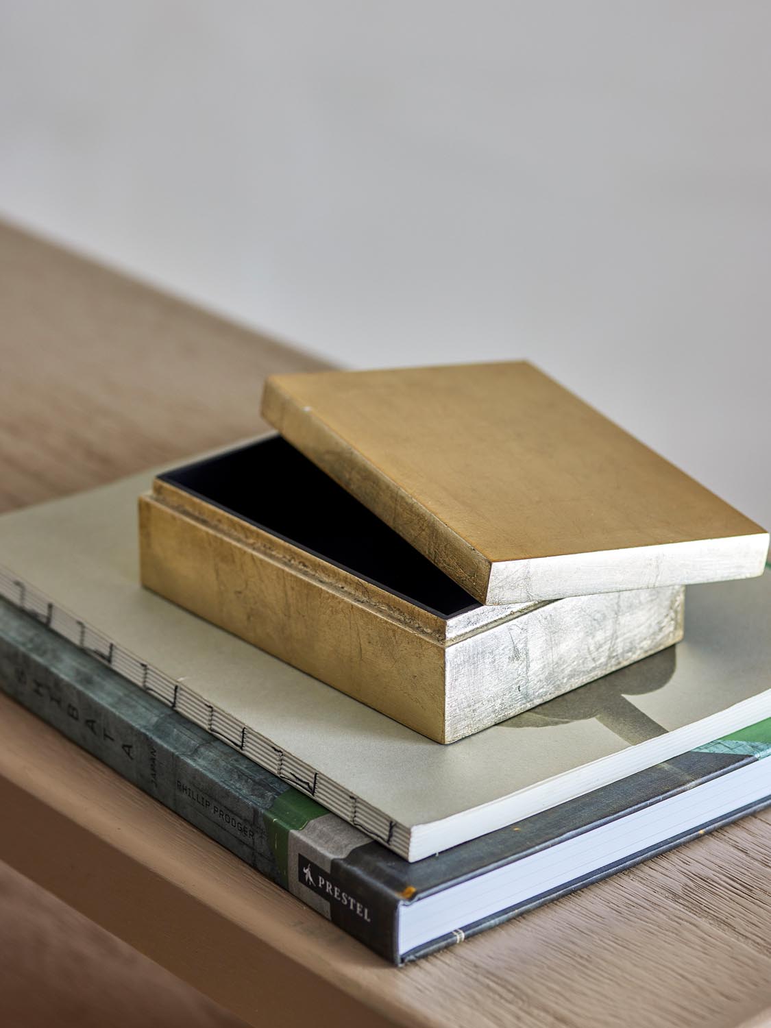Nenon Box mit Deckel, Gold, FSC®100%, MDF in Gold präsentiert im Onlineshop von KAQTU Design AG. Aufbewahrungsbox ist von Bloomingville