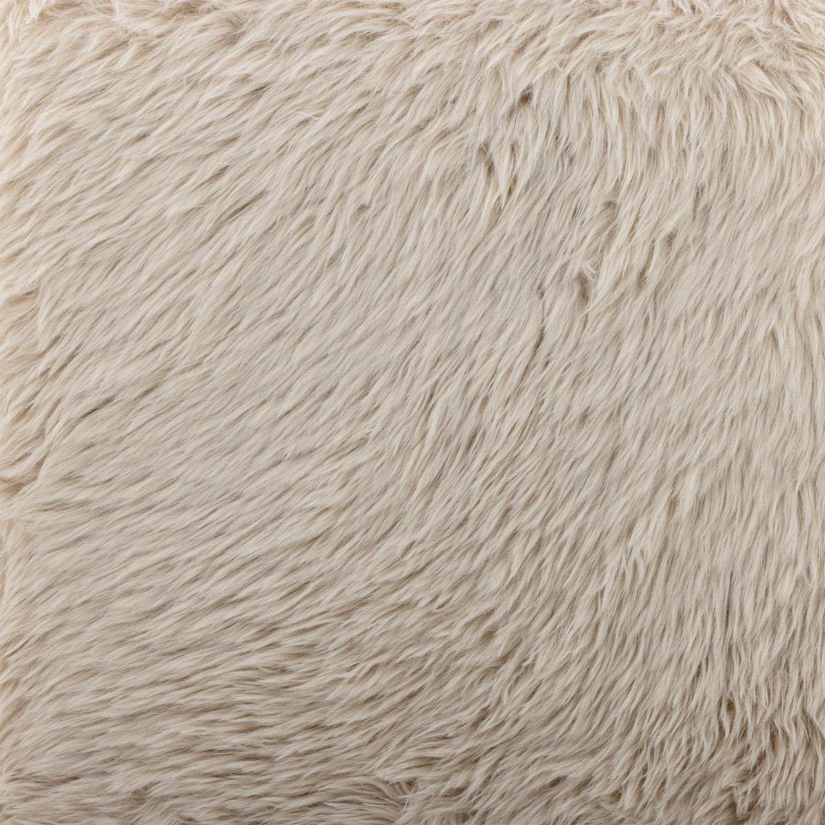Beiger Bobbie Hocker von Bloomingville mit rundlicher Form, Polyesterbezug und Holzbeinen in Naturfarbe, auf hellem Hintergrund fotografiert