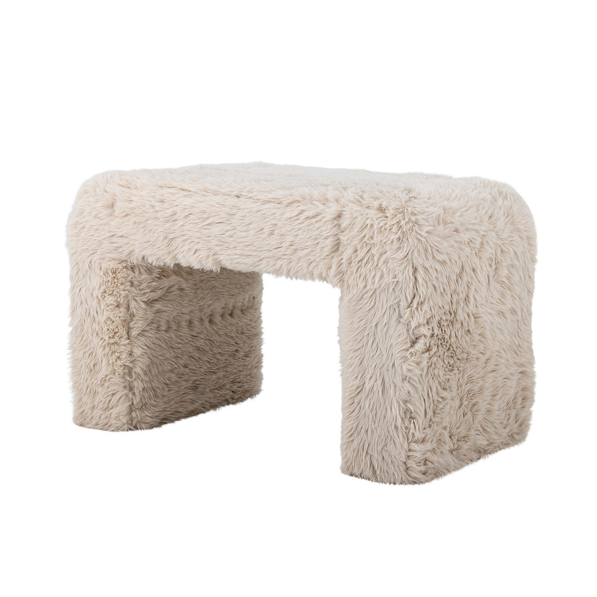 Beiger Bobbie Hocker von Bloomingville mit rundlicher Form, Polyesterbezug und Holzbeinen in Naturfarbe, auf hellem Hintergrund fotografiert