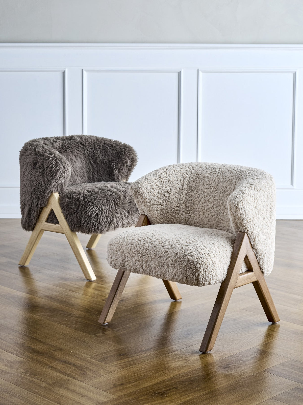Camino Loungesessel von Bloomingville Mini in Natur, runde Form mit Teddy-Fleece-Bezug, Holzbeinen und Fusskappen.