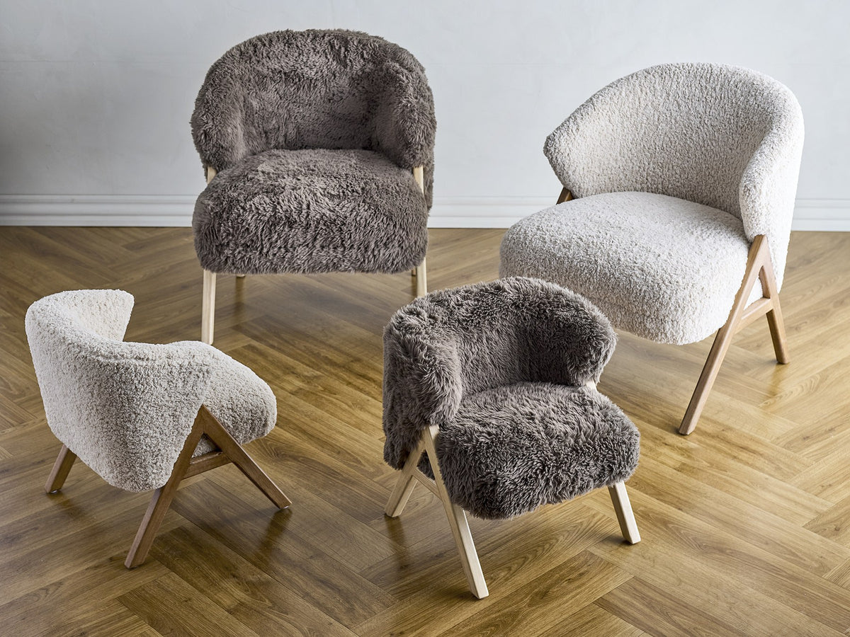 Camino Loungesessel von Bloomingville Mini in Natur, runde Form mit Teddy-Fleece-Bezug, Holzbeinen und Fusskappen.