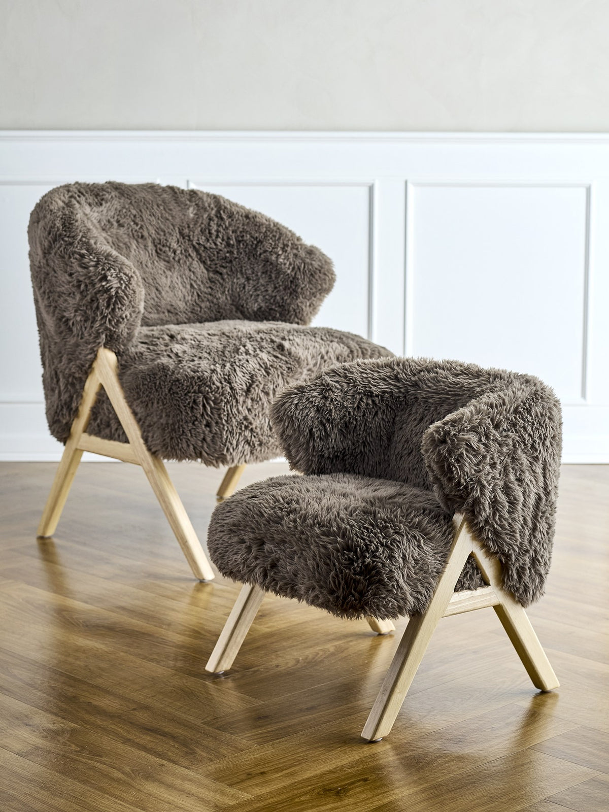 Camino Loungesessel von Bloomingville Mini in Braun mit gepolstertem Hochflor-Fleece-Bezug, abgerundeter Form und hellen Holzbeinen.