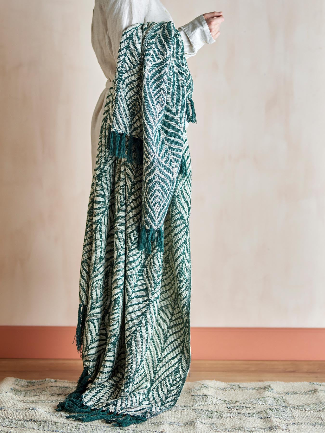 Entdecken Sie die Ugento Decke in elegantem Grün, aus recycelter Baumwolle. Perfekt für umweltbewusste Einrichtung und stilvolle Akzente.