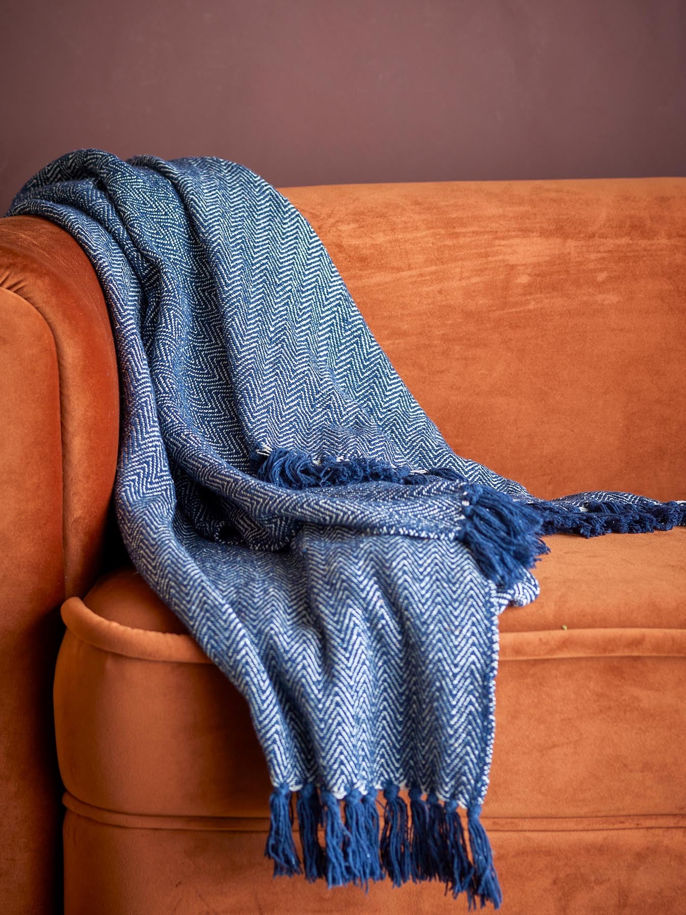 Entdecken Sie die stilvolle Herringbone Decke in Schwarz aus recycelter Baumwolle von Creative Collection. Nachhaltig, elegant und vielseitig einsetzbar!