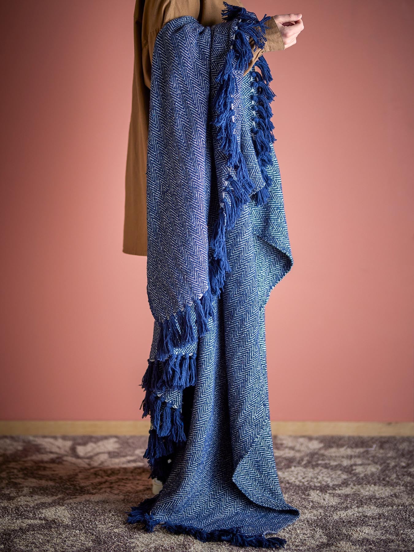 Verleihen Sie Ihrem Zuhause mit der eleganten Herringbone Decke in Schwarz aus recycelter Baumwolle von Creative Collection einen nachhaltigen Akzent.