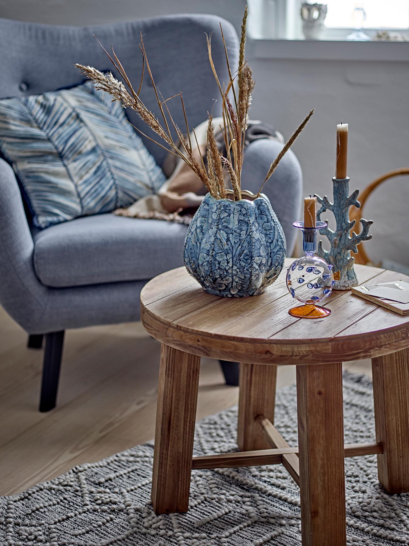 Entdecken Sie das stilvolle Laval Kissen in Blau von Creative Collection. Aus 100% Baumwolle gefertigt, vereint es Komfort und elegantes Design.