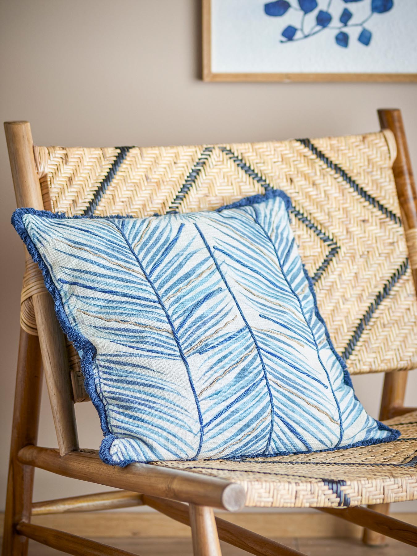 Verleihen Sie Ihrem Zuhause mit dem Laval Kissen in Blau von Creative Collection einen Hauch von Eleganz. Aus weicher Baumwolle gefertigt, bietet es Komfort und Stil.