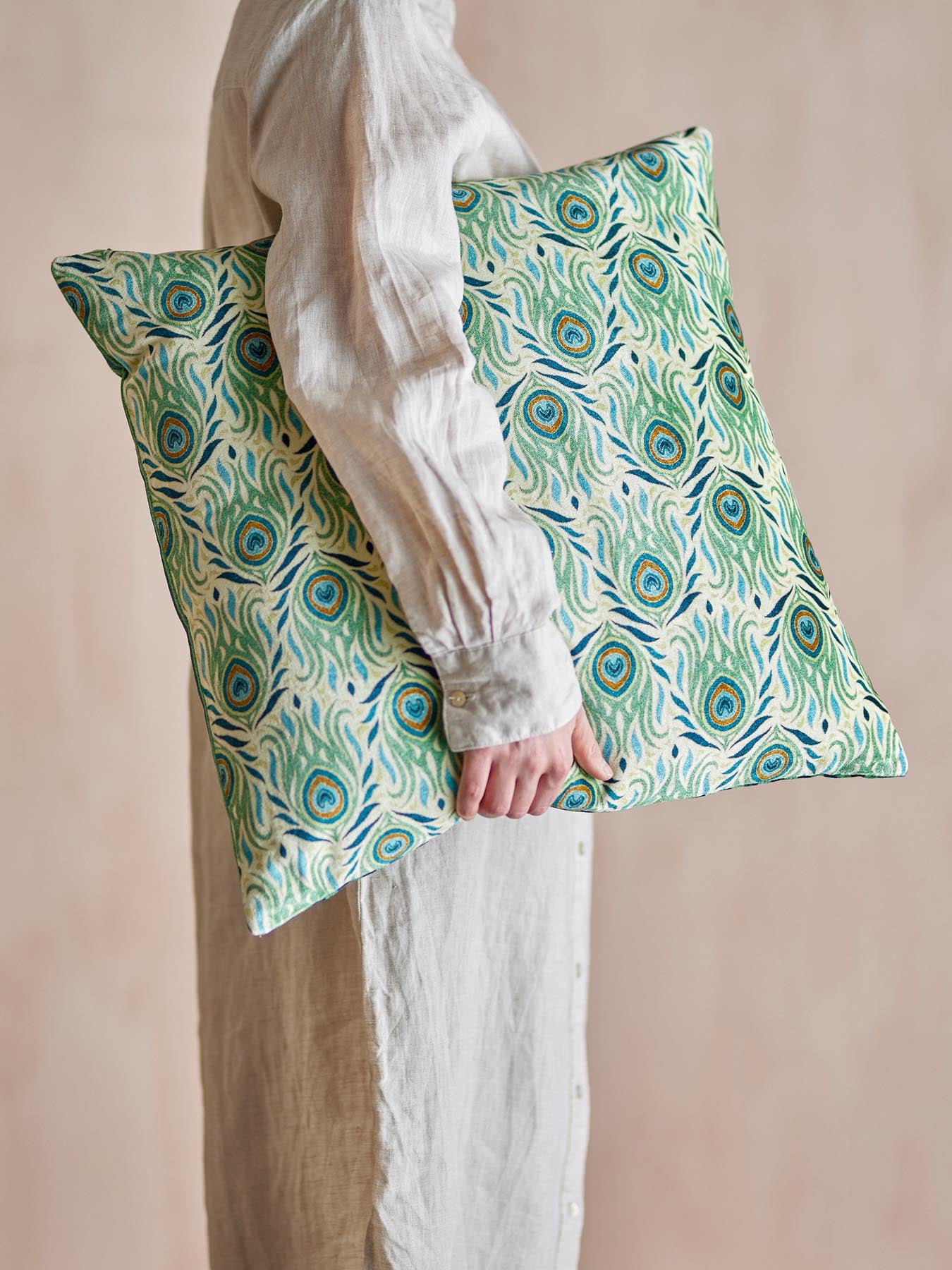 Bringen Sie frischen Stil in Ihr Zuhause mit dem Adia Kissen in Grün von Creative Collection. Hochwertige Viskose und ein modernes Muster sorgen für Eleganz.