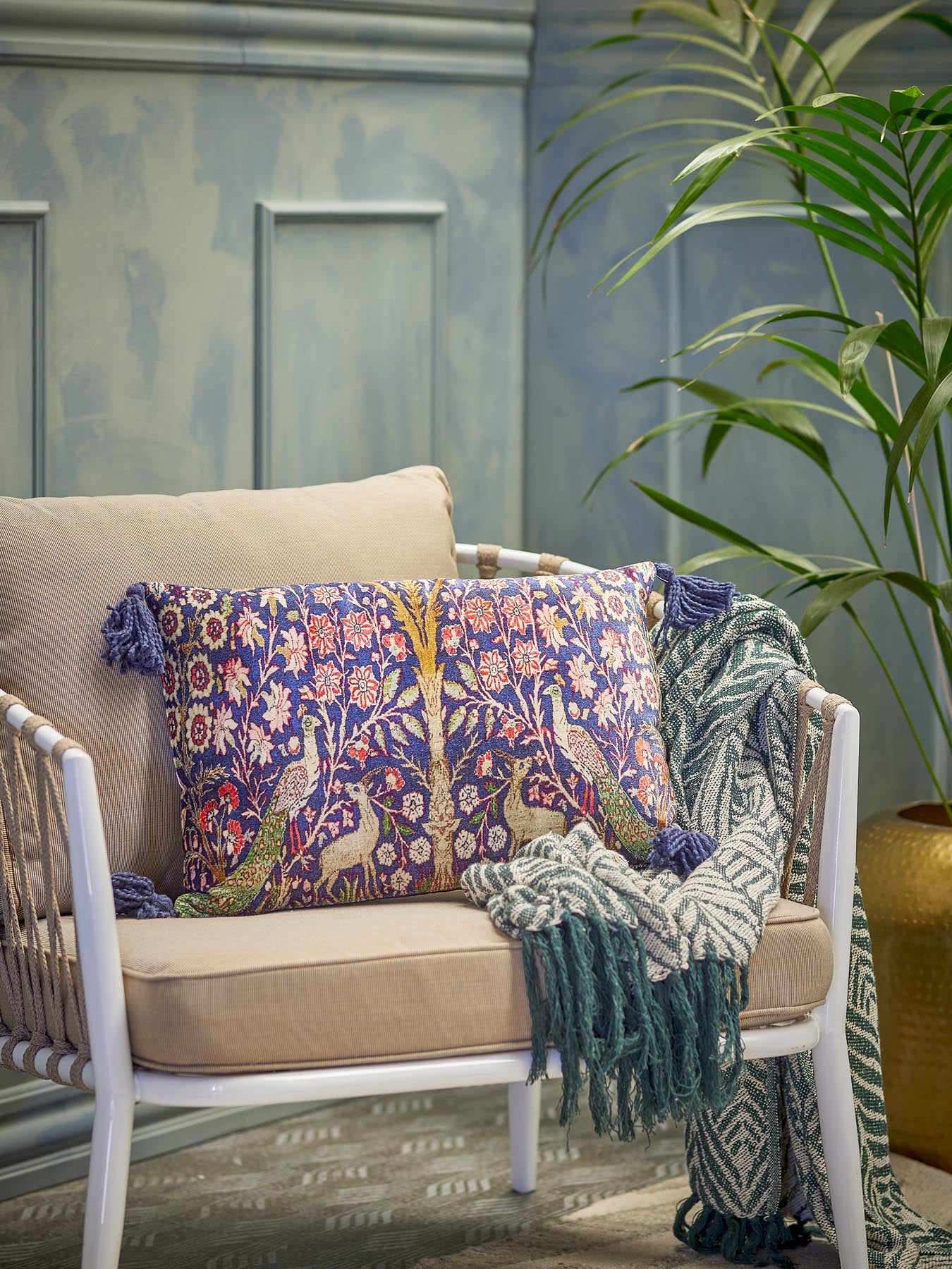 Entdecken Sie das elegante Adya Kissen in Blau von Creative Collection. Hochwertige Viskose und kunstvolles Design mit Pfauen und Blumen für stilvolle Akzente.