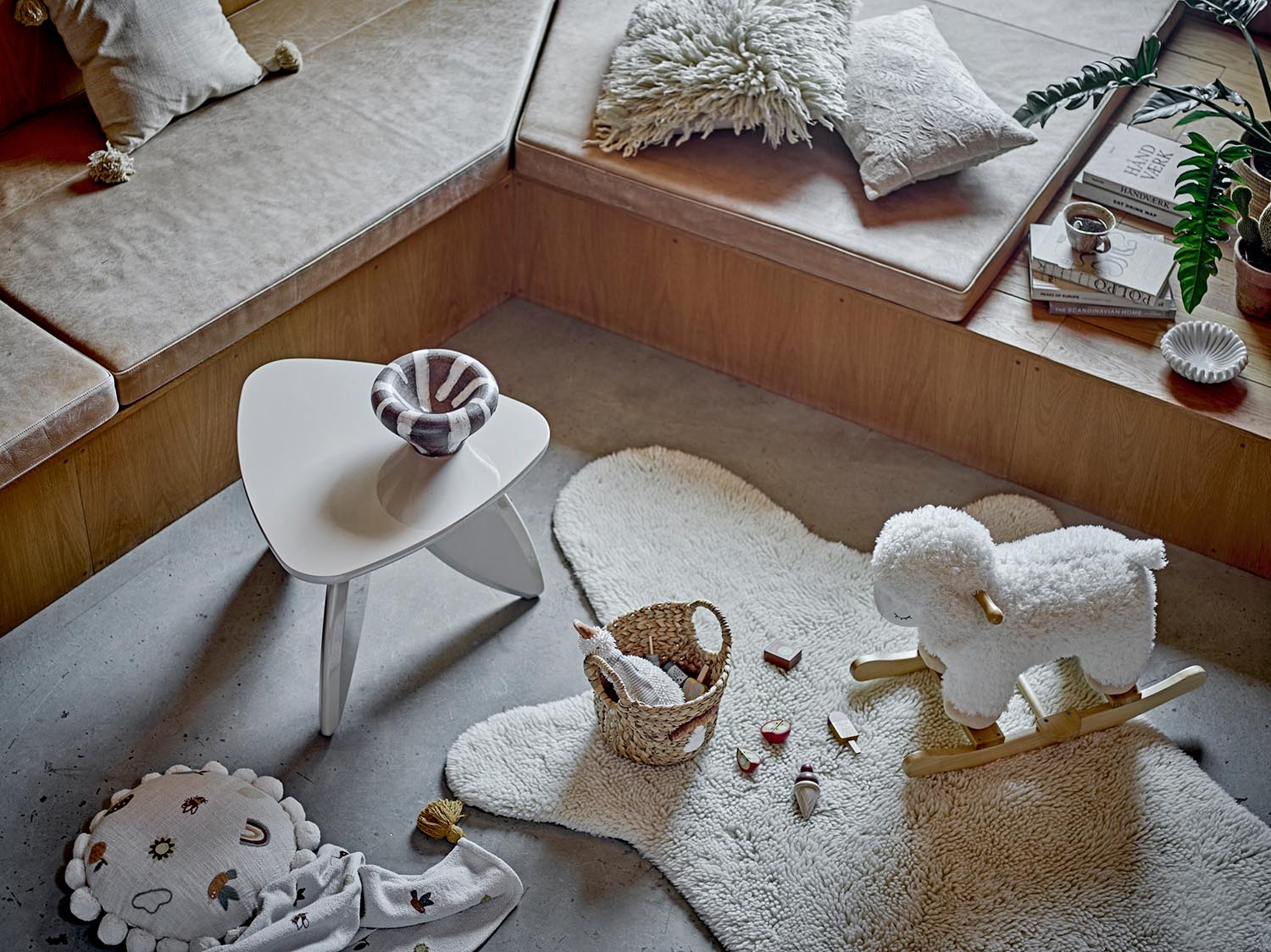 Gestalten Sie das Kinderzimmer mit dem Bear Teppich von Bloomingville Mini – ein stilvoller, weißer Wollteppich, der Gemütlichkeit und Kreativität fördert.