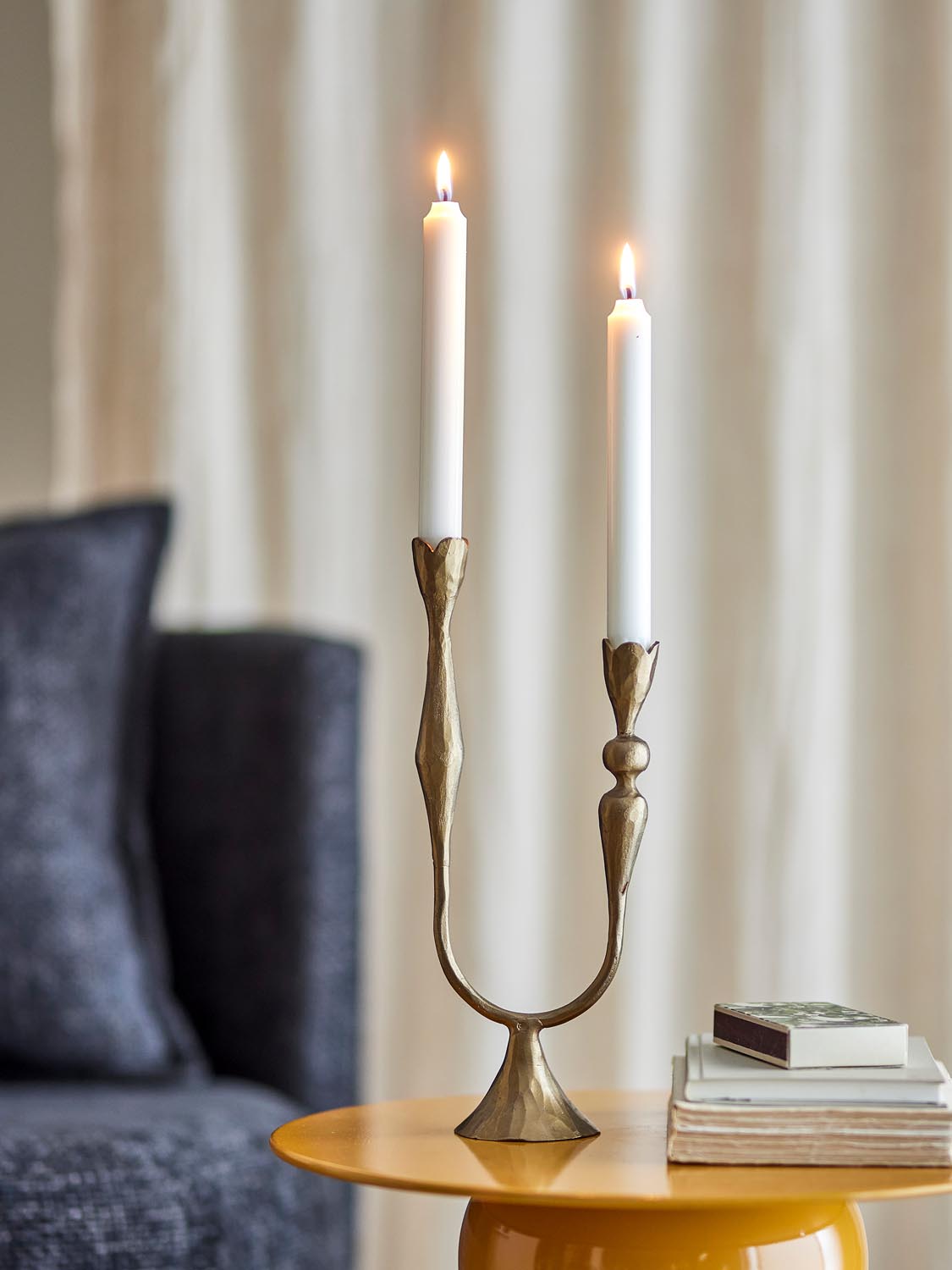 Vesc Kerzenhalter, Brass, Metall in Brass präsentiert im Onlineshop von KAQTU Design AG. Kerzenständer ist von Bloomingville