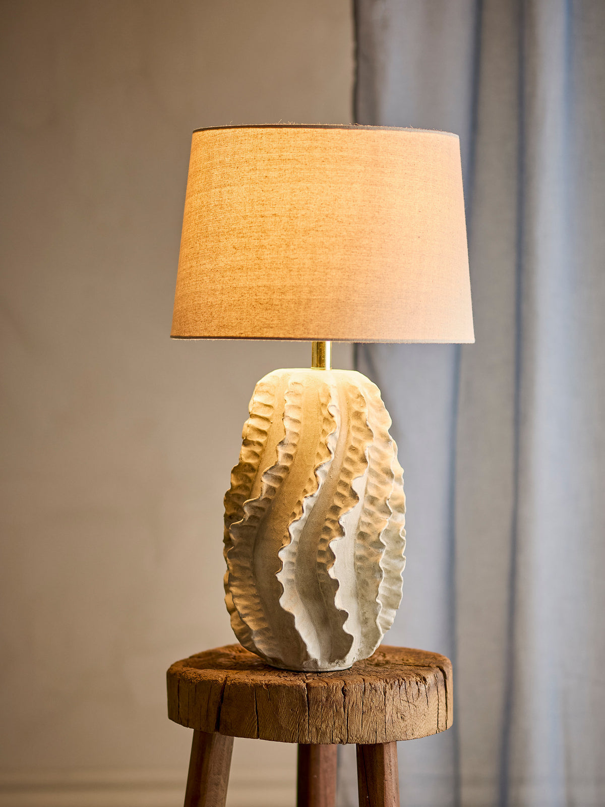 Natika Tischlampe, Weiss, Steingut von Creative Collection: handgefertigter Lampenfuss aus Steingut mit weissem Leinenschirm im Boho-Chic-Stil.