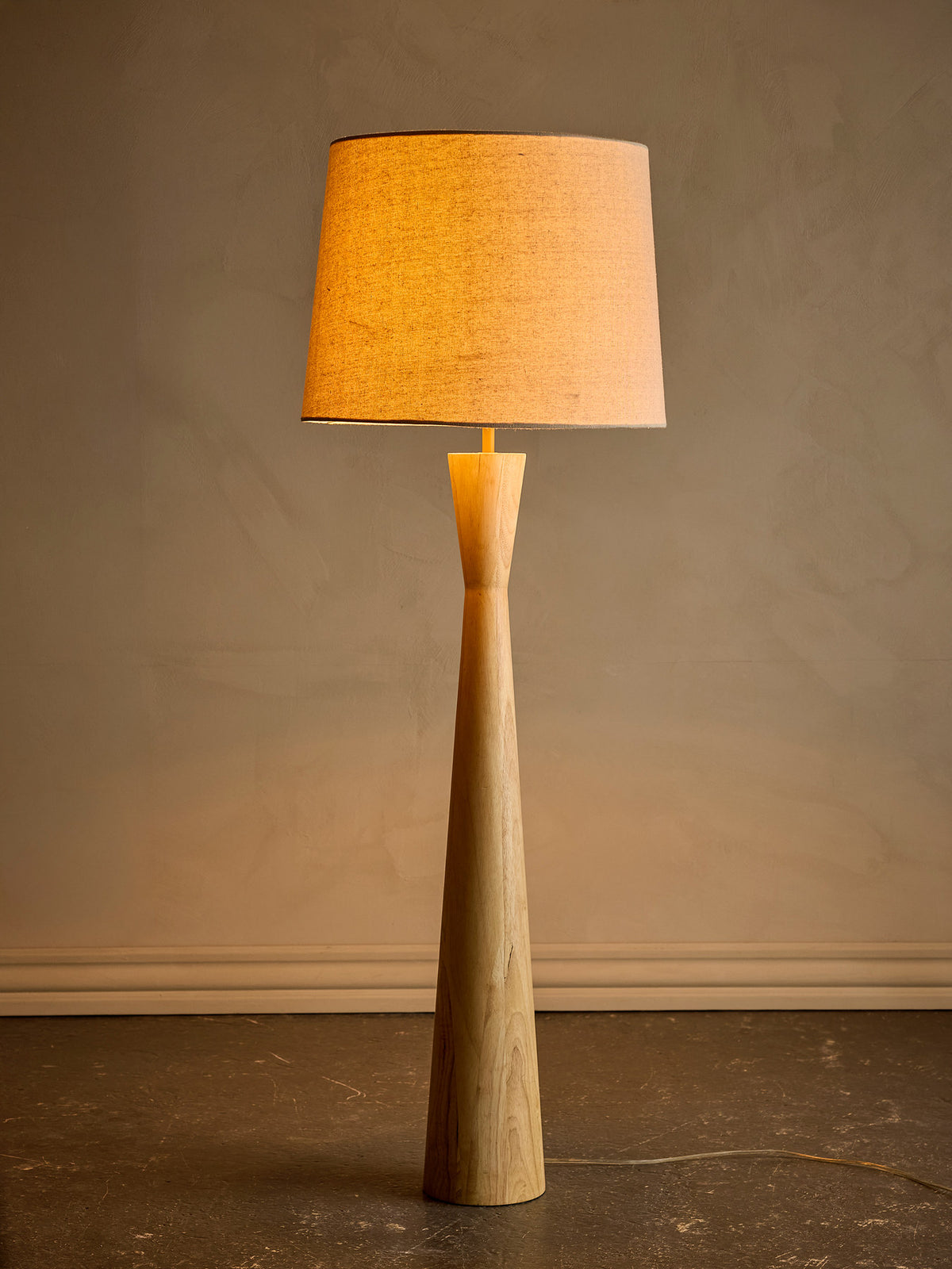 Leonor Stehlampe, Natur, Gummibaumholz in Natur präsentiert im Onlineshop von KAQTU Design AG. Stehleuchte ist von Creative Collection