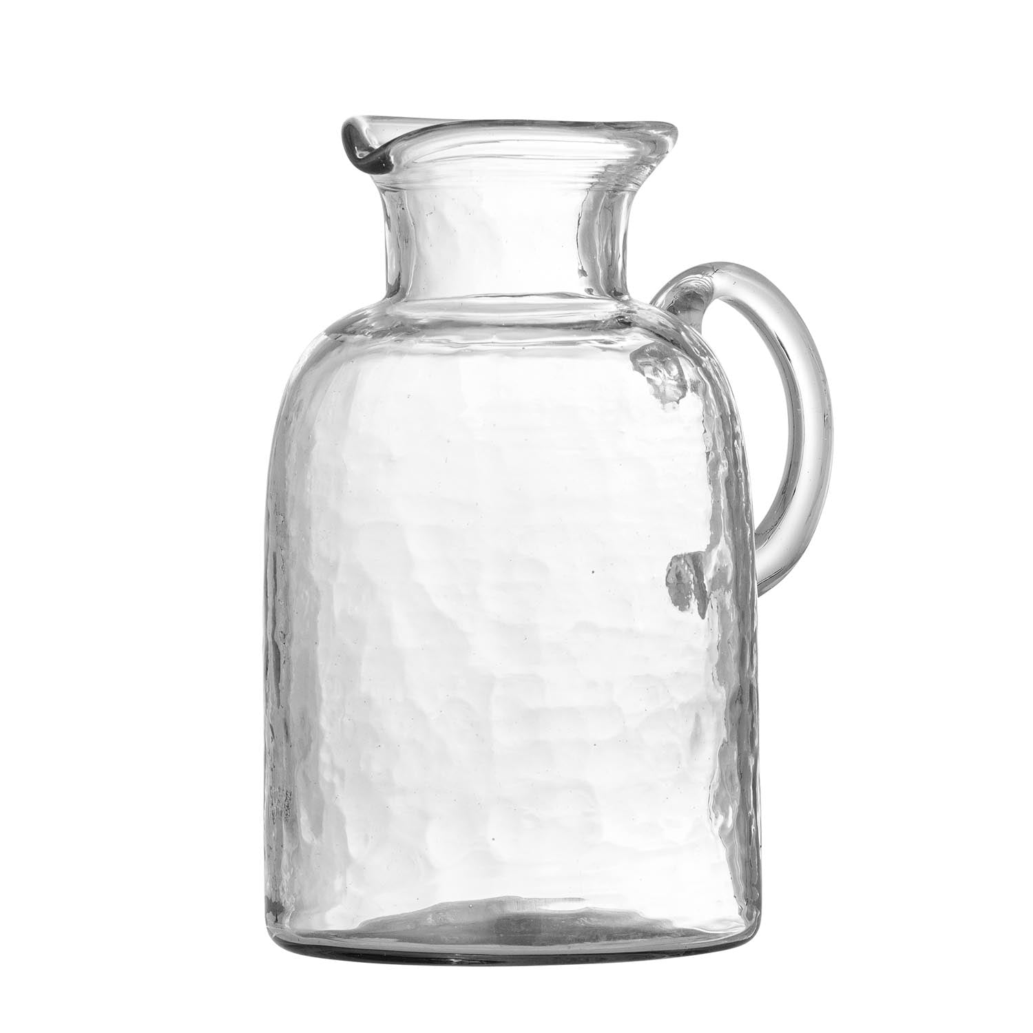 Entdecken Sie den Asha Dekanter von Bloomingville: Ein einzigartiger, mundgeblasener Krug aus klarem, recyceltem Glas, perfekt für stilvolle Getränke.