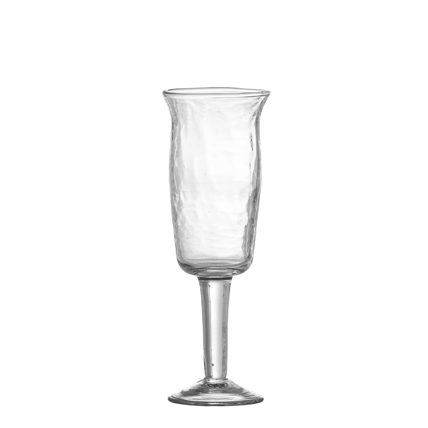 Genießen Sie Wein stilvoll mit dem Asha Weinglas von Bloomingville. Recyceltes Glas, gehämmerte Oberfläche – perfekt für jeden Anlass!