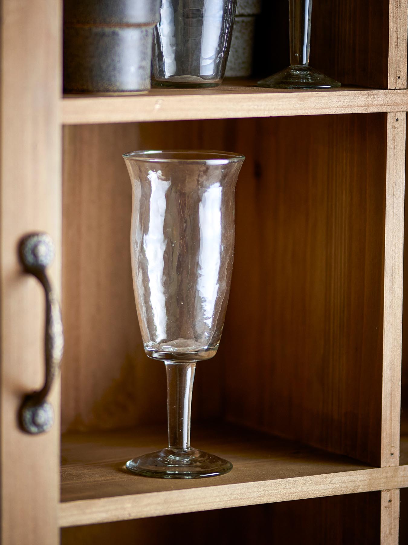 Erleben Sie das Asha Weinglas von Bloomingville: Elegantes, recyceltes Glas mit einzigartiger gehämmerter Struktur – ideal für besondere Momente!