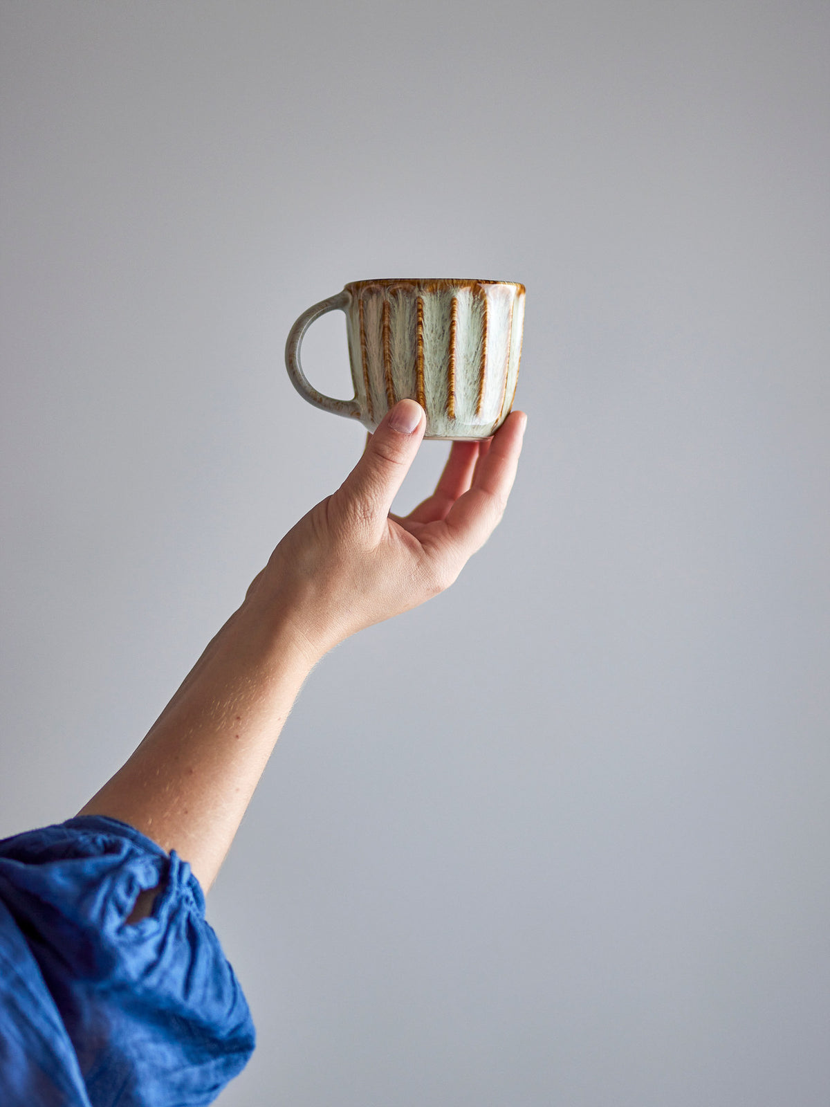 Beige Tasse aus Steingut der Fleur Serie von Creative Collection, runde Form mit reaktiver Glasur, Grösse D: 8 cm x H: 7 cm.
