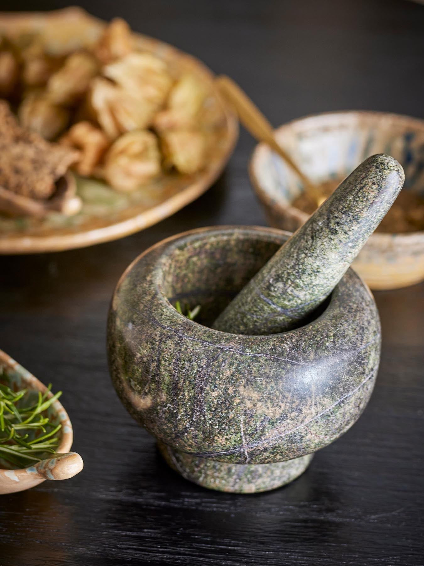 Entdecken Sie den eleganten Arazo Mörser & Stößel aus grünem Marmor von Bloomingville – ein stilvolles Küchenutensil für aromatische Gewürze.