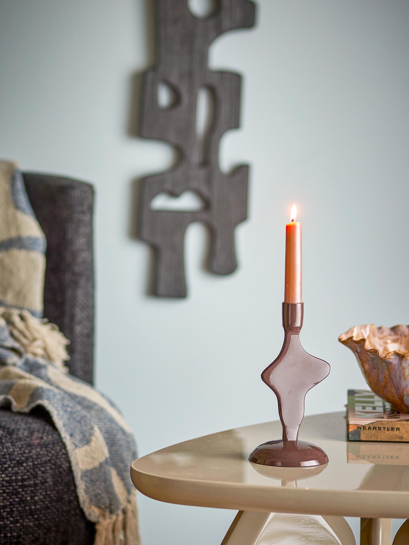 Stilvoller Cidra Kerzenhalter in Braun von Bloomingville. Hochwertiges Aluminium und geschwungene Form für ein modernes Wohnambiente.
