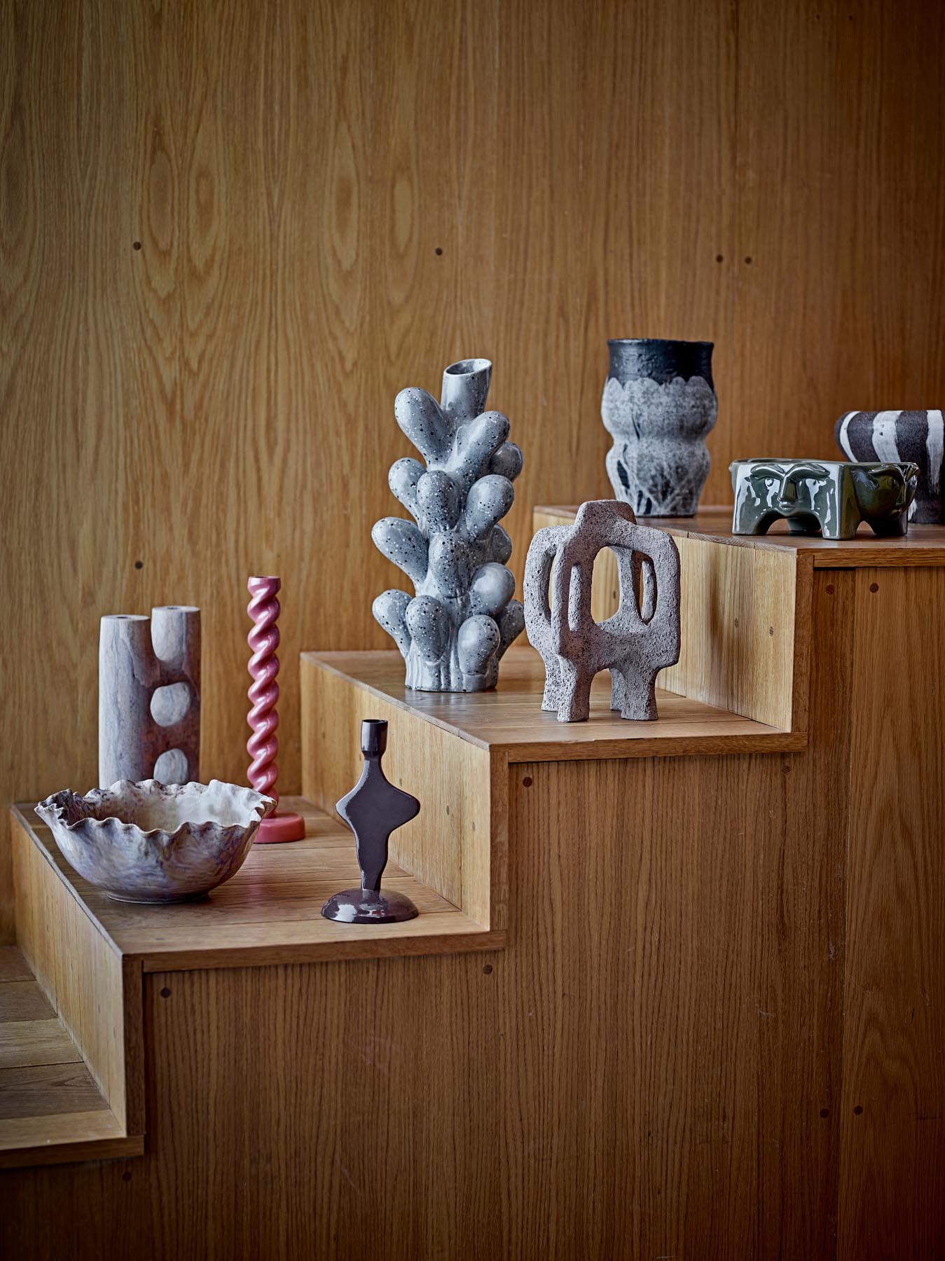 Der Diza Kerzenhalter von Bloomingville vereint modernes Design und hochwertige Materialien. Sein einzigartiges, spiralförmiges Braun bringt Stil in Ihr Zuhause.