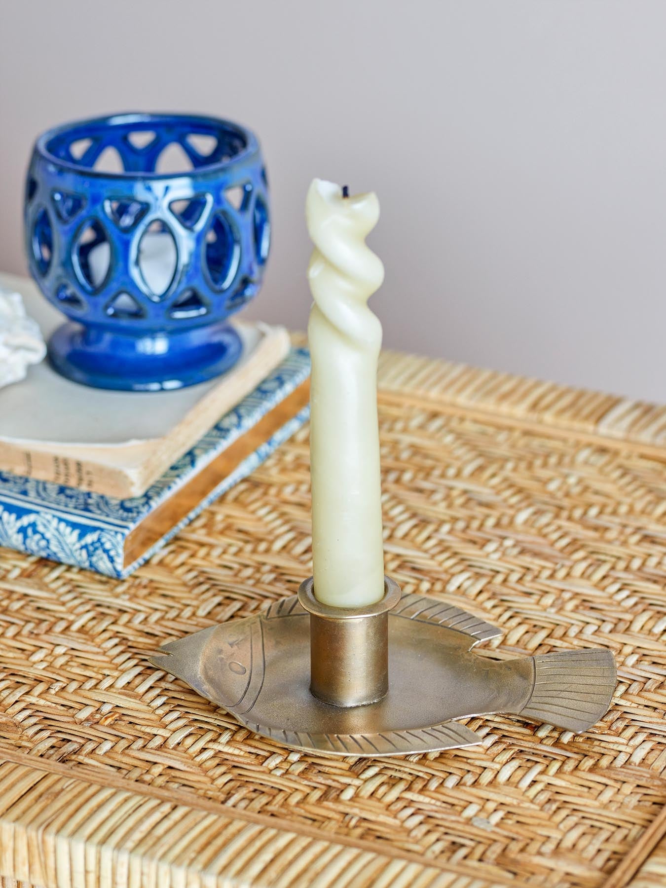 Der Fabius Kerzenhalter aus edlem Metall begeistert mit seinem einzigartigen Fischdesign und goldener Oberfläche. Perfekt für stilvolle Akzente!