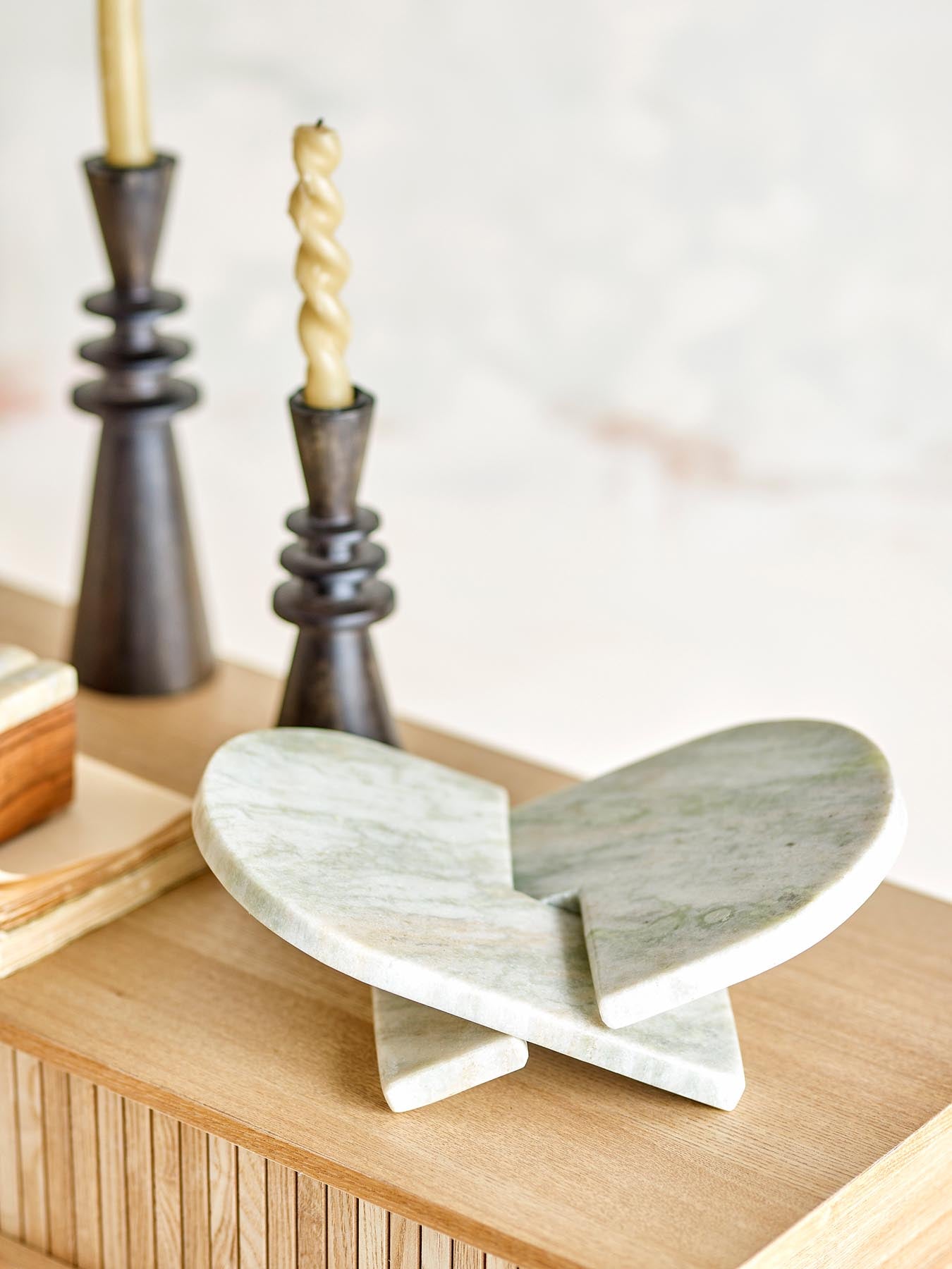 Entdecken Sie den stilvollen Naza Magazinhalter aus hochwertigem Naturmarmor von Bloomingville – ein elegantes Accessoire für Ihre Wohnräume.