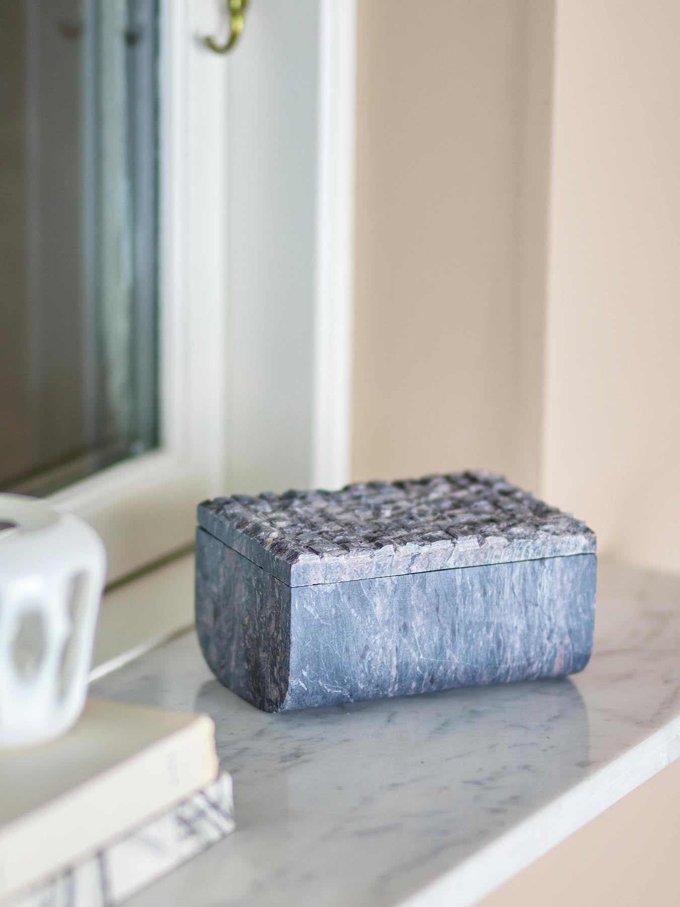 Die elegante Nubia Box von Bloomingville aus grauem Speckstein bietet stilvolle Aufbewahrung für Ihre Schätze und passt perfekt in jedes Zuhause.