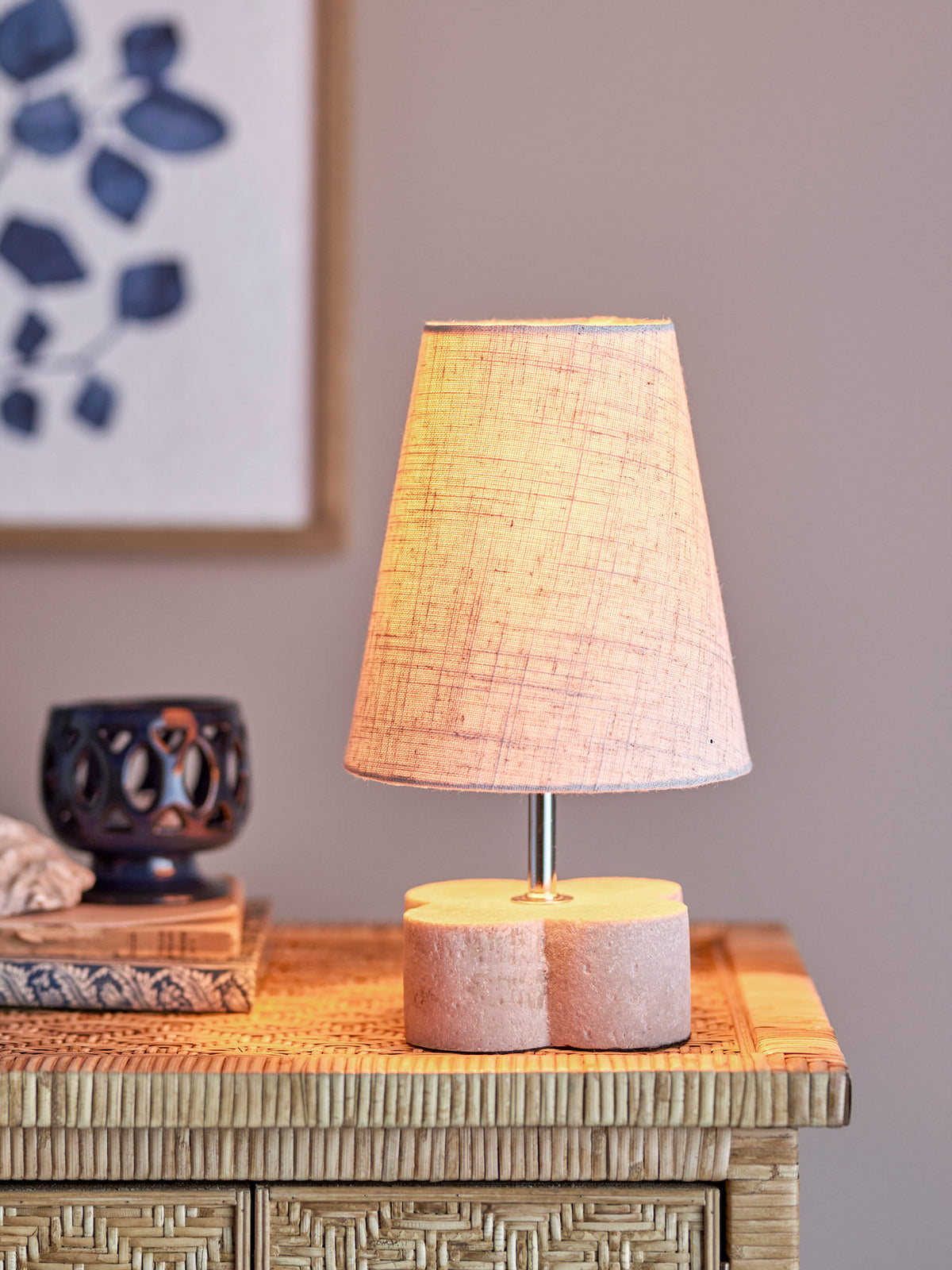 Tischlampe Foglio in Beige von Creative Collection mit rundem Sockel aus strukturiertem Polyresin und textilem Lampenschirm aus Leinen.