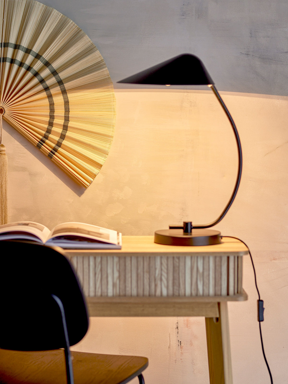 Nisella Schreibtischlampe, Schwarz, Metall in Schwarz präsentiert im Onlineshop von KAQTU Design AG. Tischleuchte ist von Bloomingville