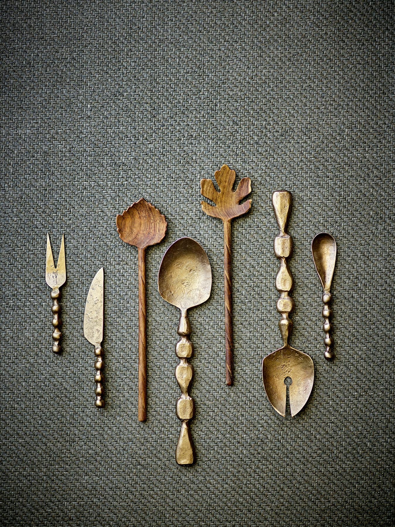 Entdecken Sie das elegante Edi Salatbesteck von Bloomingville aus messingfarbenem Metall. Ideal für stilvolles Servieren und Dekorieren.