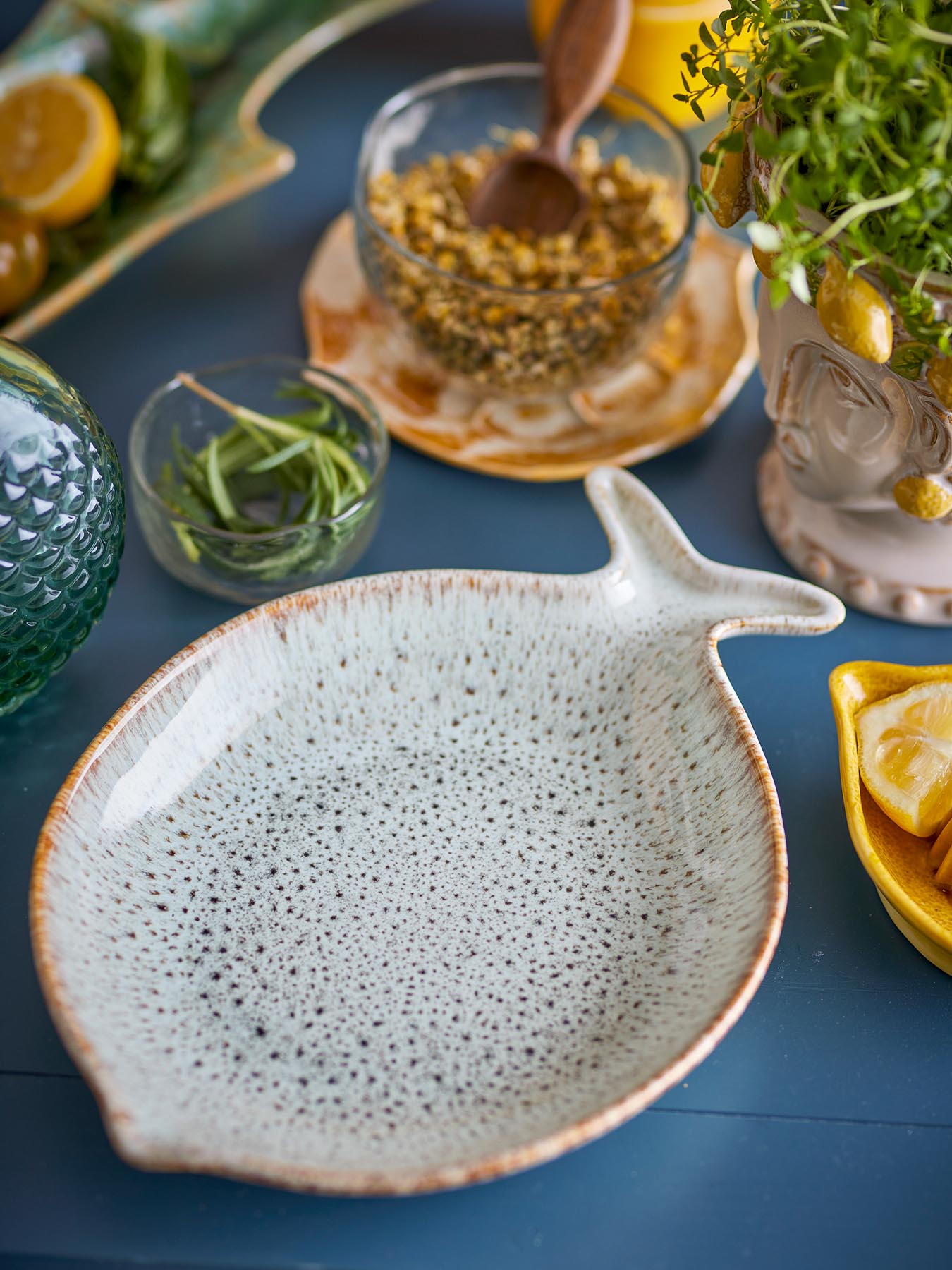 Entdecken Sie die Fleur Servierplatte aus Steinzeug von Creative Collection – ein einzigartiges, maritimes Design für stilvolle Tischdekoration.