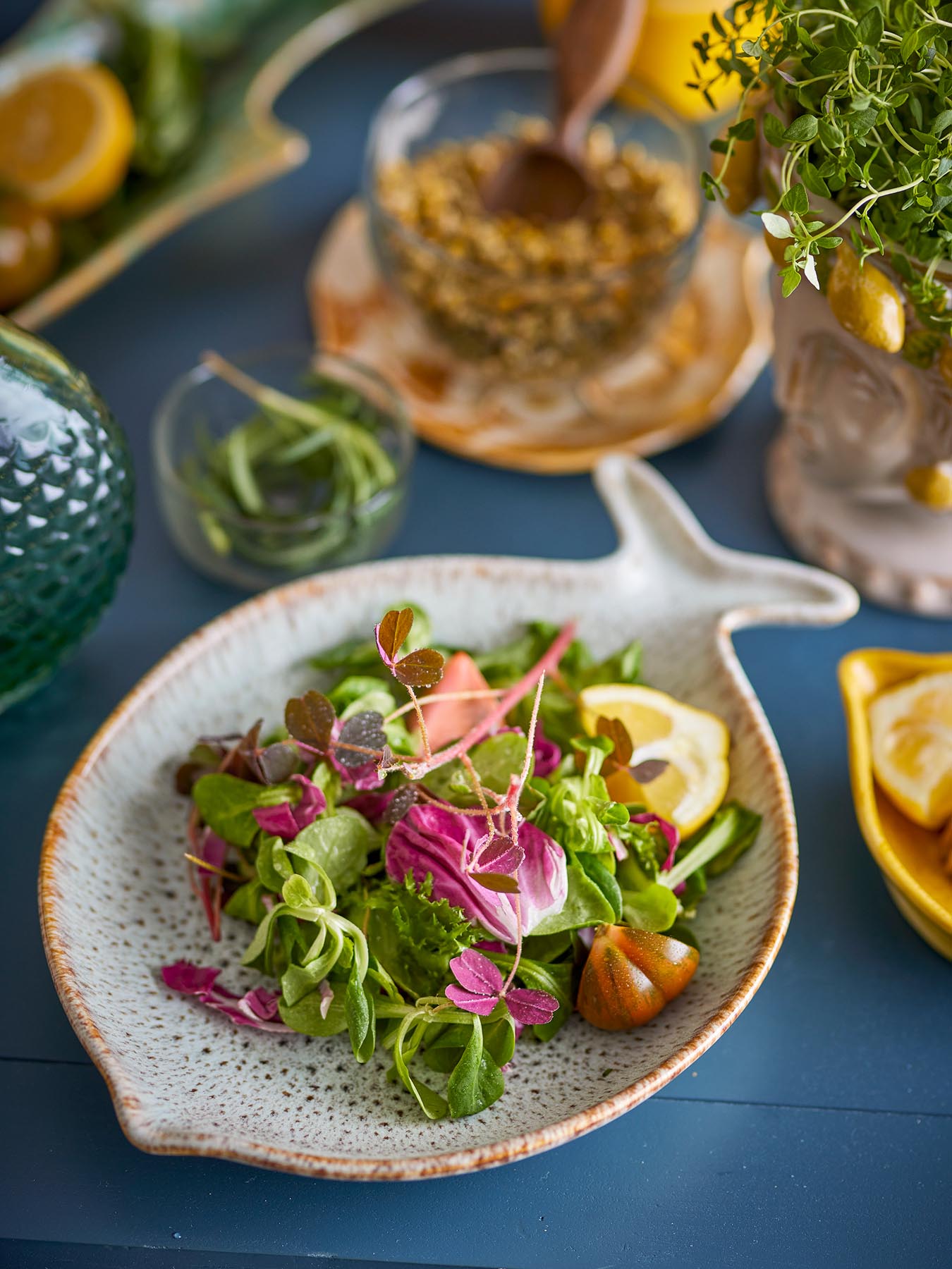 Die Fleur Servierplatte aus hochwertigem Steinzeug begeistert mit ihrer einzigartigen Fischform und rustikalen Eleganz – ideal für jede Tischdekoration.