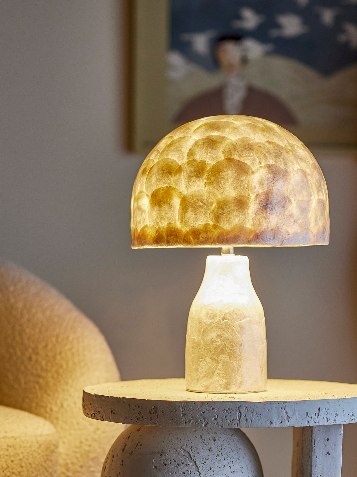 Adria Tischlampe, Natur, Mother of pearl in Nature präsentiert im Onlineshop von KAQTU Design AG. Tischleuchte ist von Bloomingville