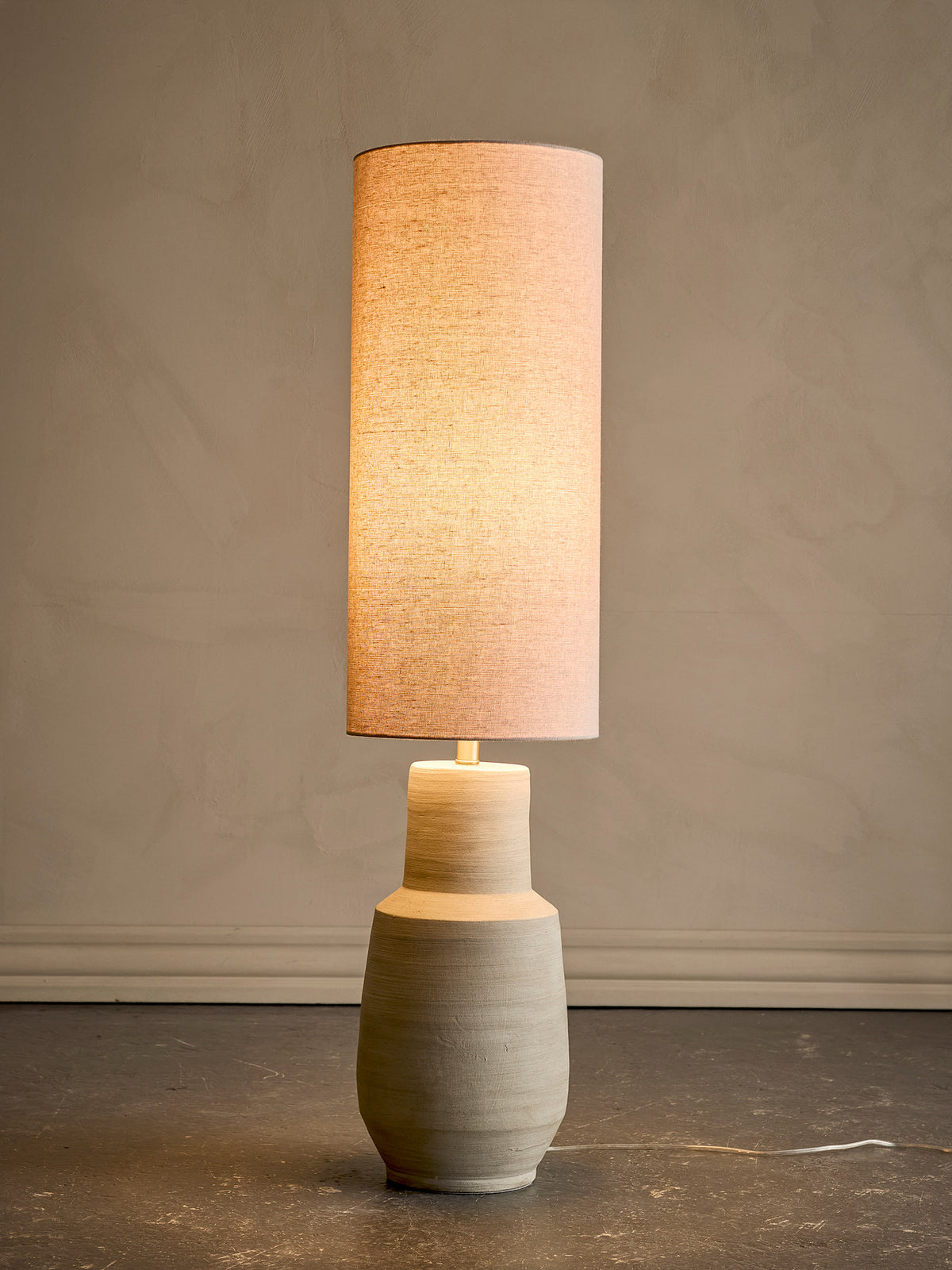 Linetta Stehlampe, Weiá, Steingut in White präsentiert im Onlineshop von KAQTU Design AG. Stehleuchte ist von Bloomingville