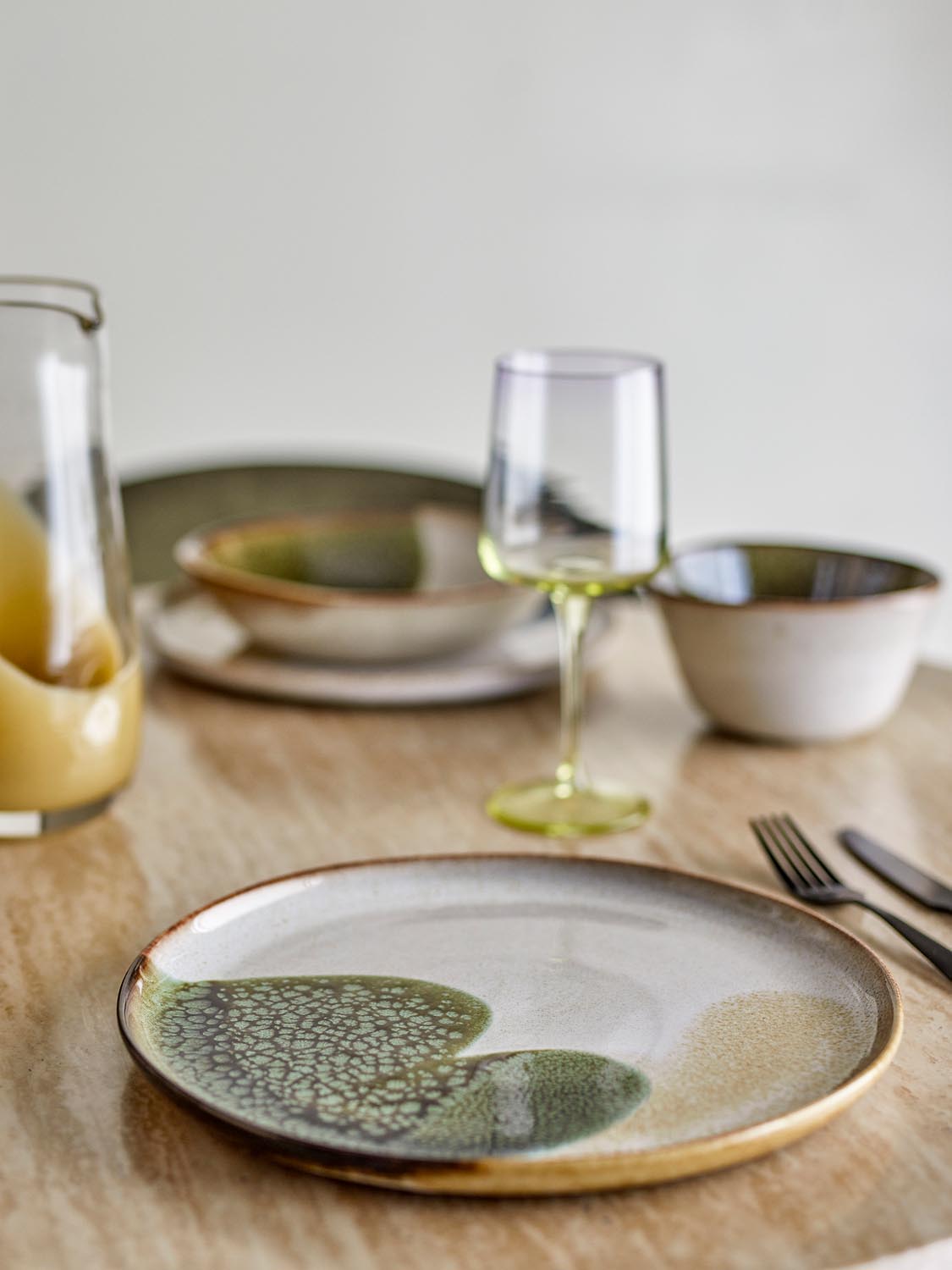 Jules Geschirrset, Grün, Steingut in Green präsentiert im Onlineshop von KAQTU Design AG. Geschirr ist von Bloomingville